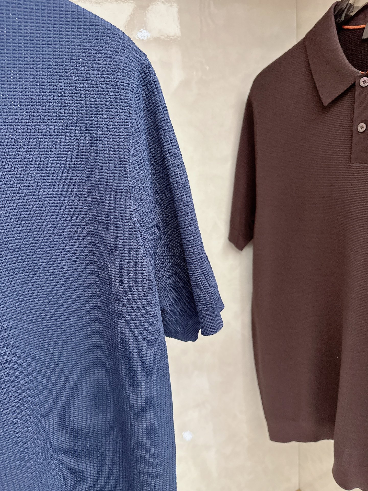 Loro piana 针织翻领Polo衫，意大利工艺镌刻的优雅时尚，优质的材质是时尚的基石。这款Polo