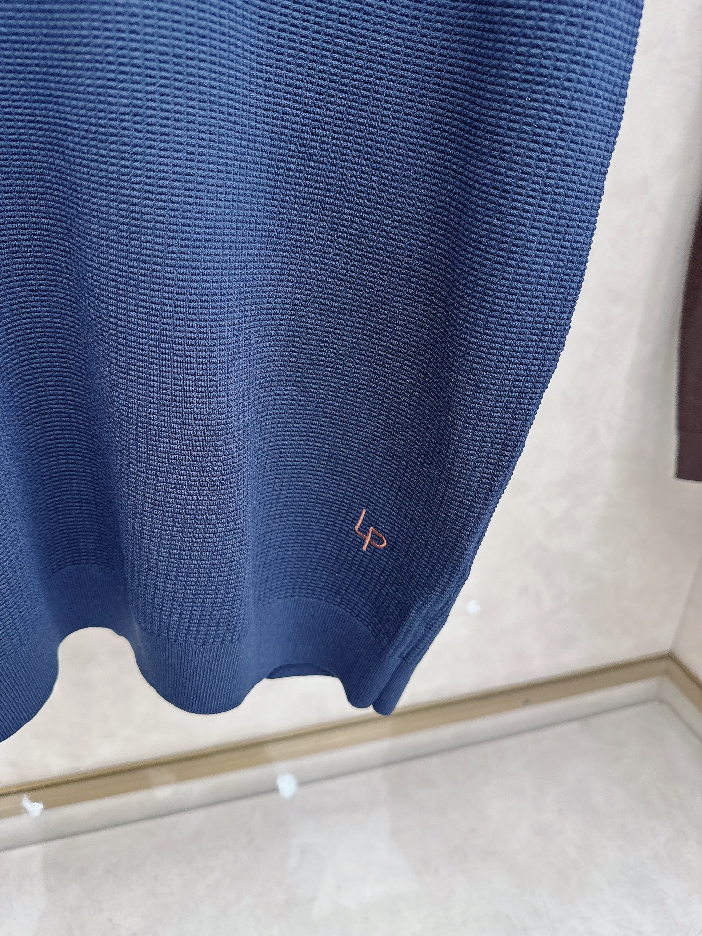Loro piana 针织翻领Polo衫，意大利工艺镌刻的优雅时尚，优质的材质是时尚的基石。这款Polo