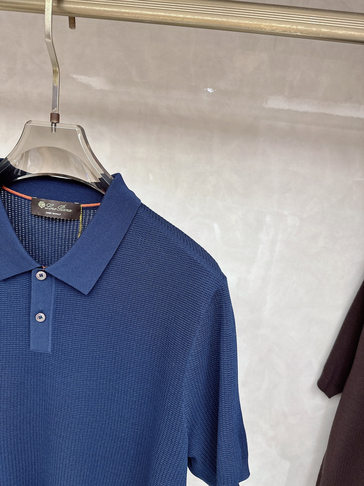 Loro piana 针织翻领Polo衫，意大利工艺镌刻的优雅时尚，优质的材质是时尚的基石。这款Polo