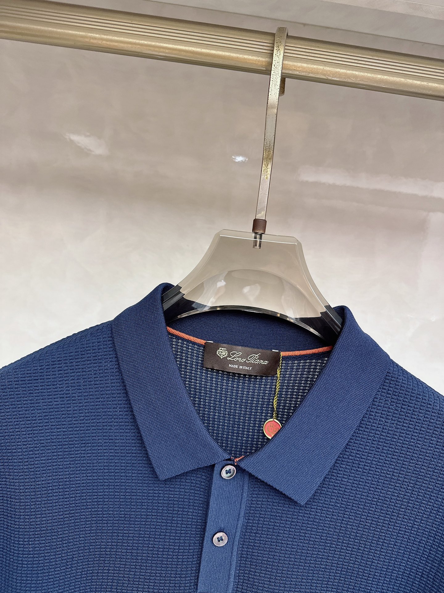 Loro piana 针织翻领Polo衫，意大利工艺镌刻的优雅时尚，优质的材质是时尚的基石。这款Polo
