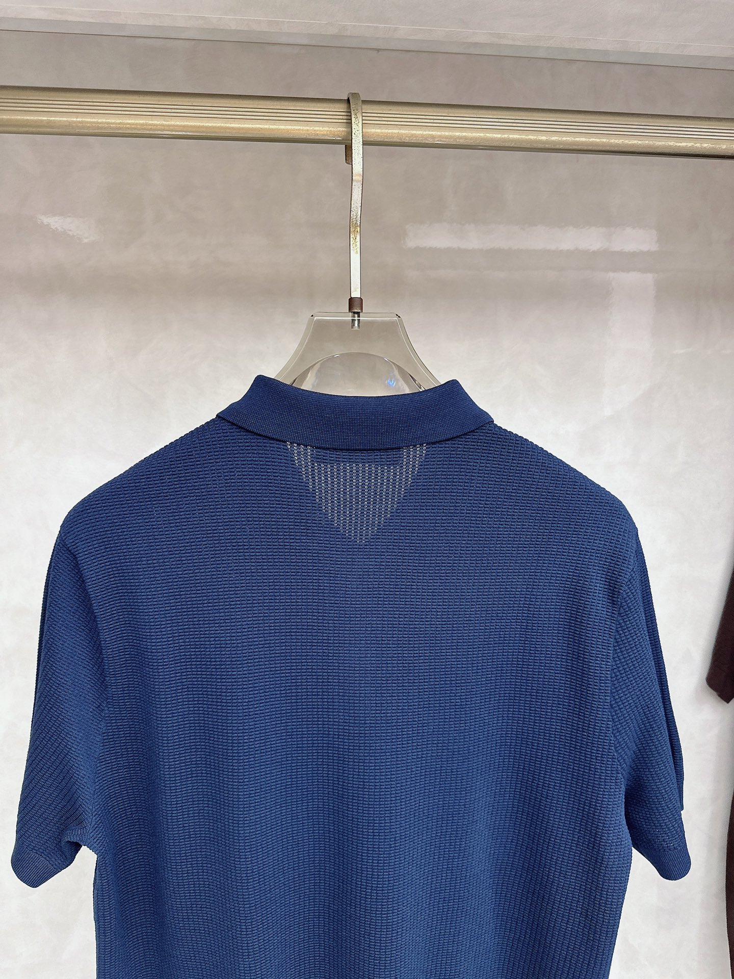 Loro piana 针织翻领Polo衫，意大利工艺镌刻的优雅时尚，优质的材质是时尚的基石。这款Polo