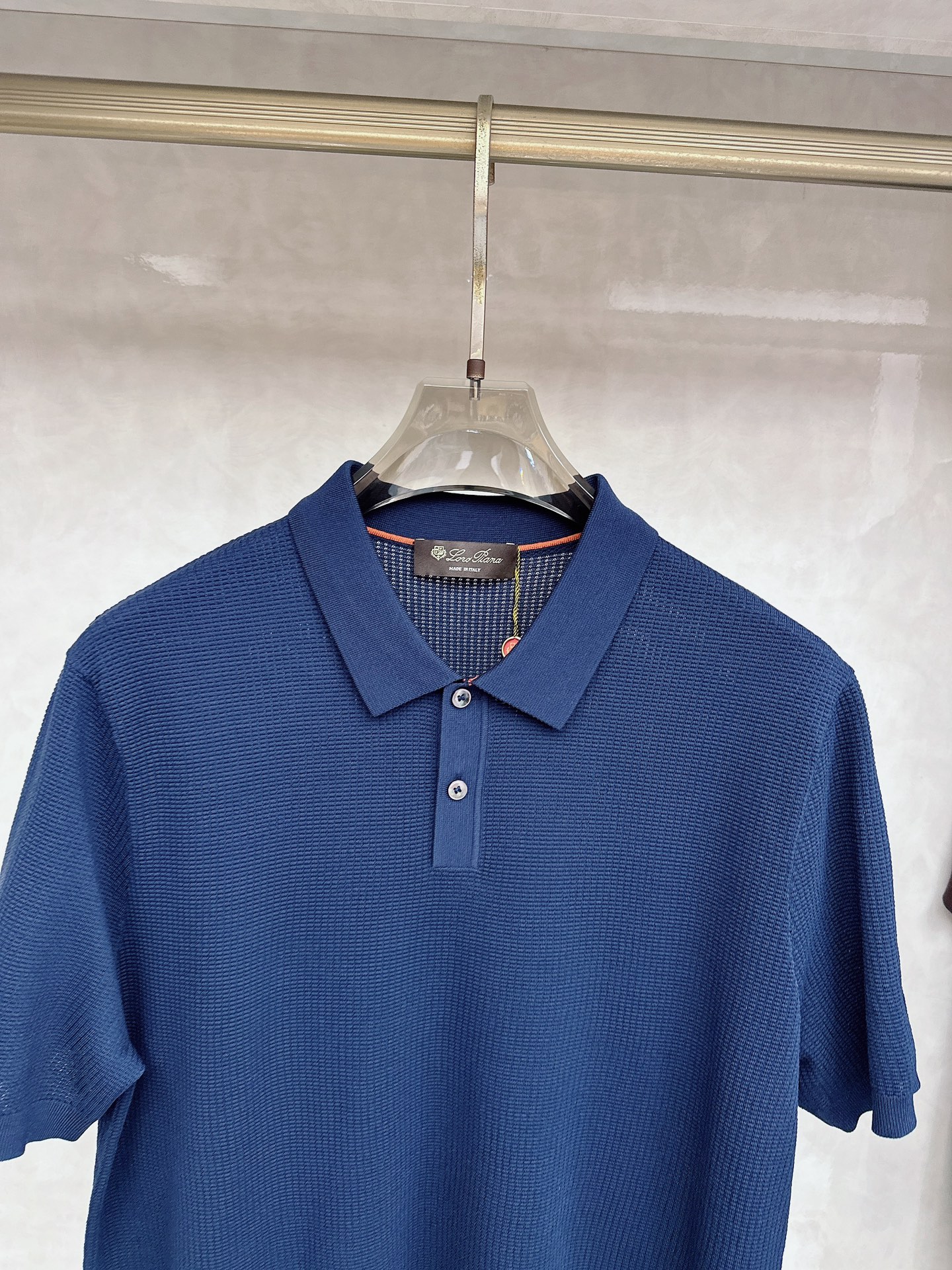Loro piana 针织翻领Polo衫，意大利工艺镌刻的优雅时尚，优质的材质是时尚的基石。这款Polo