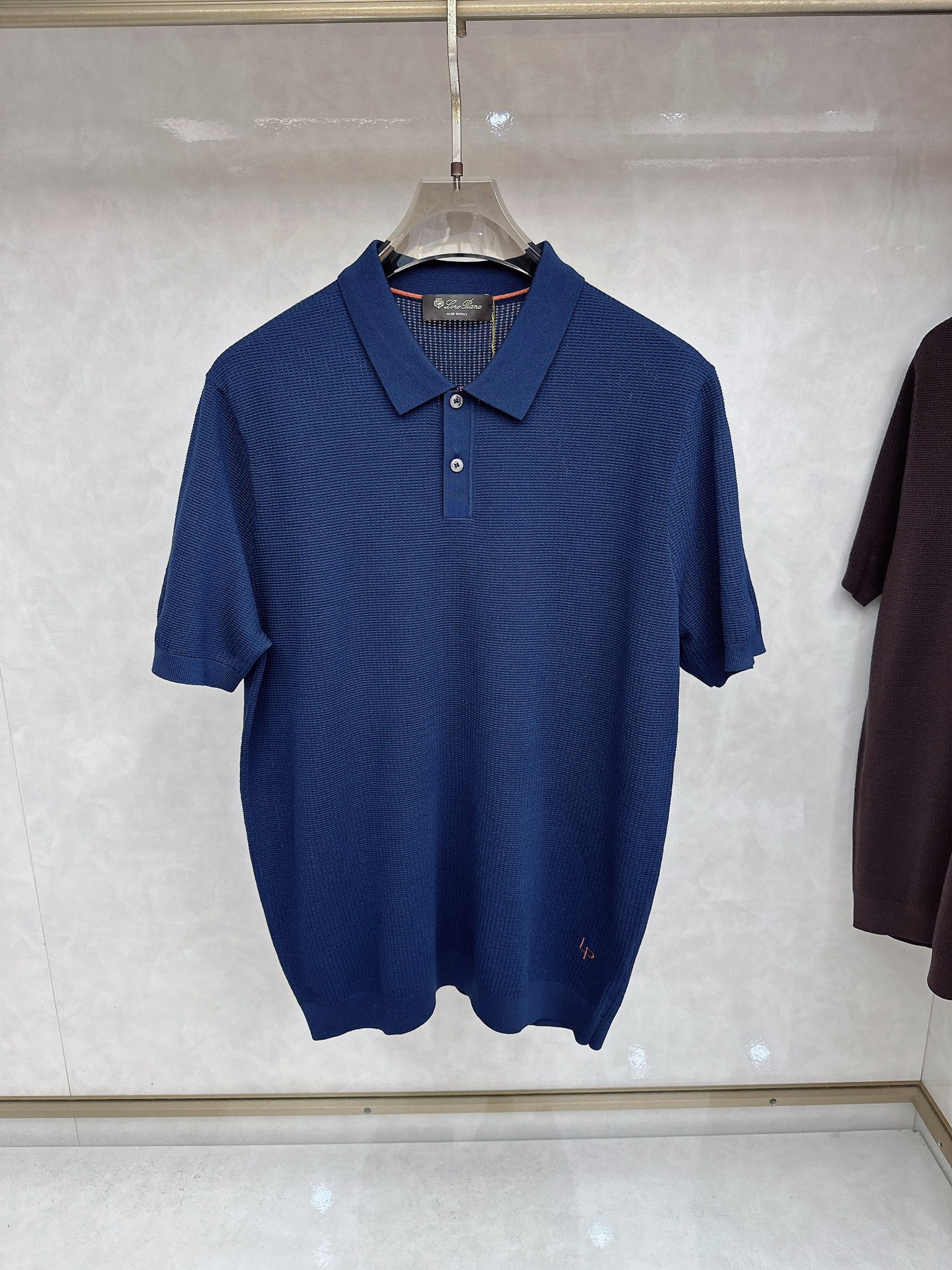 Loro piana 针织翻领Polo衫，意大利工艺镌刻的优雅时尚，优质的材质是时尚的基石。这款Polo