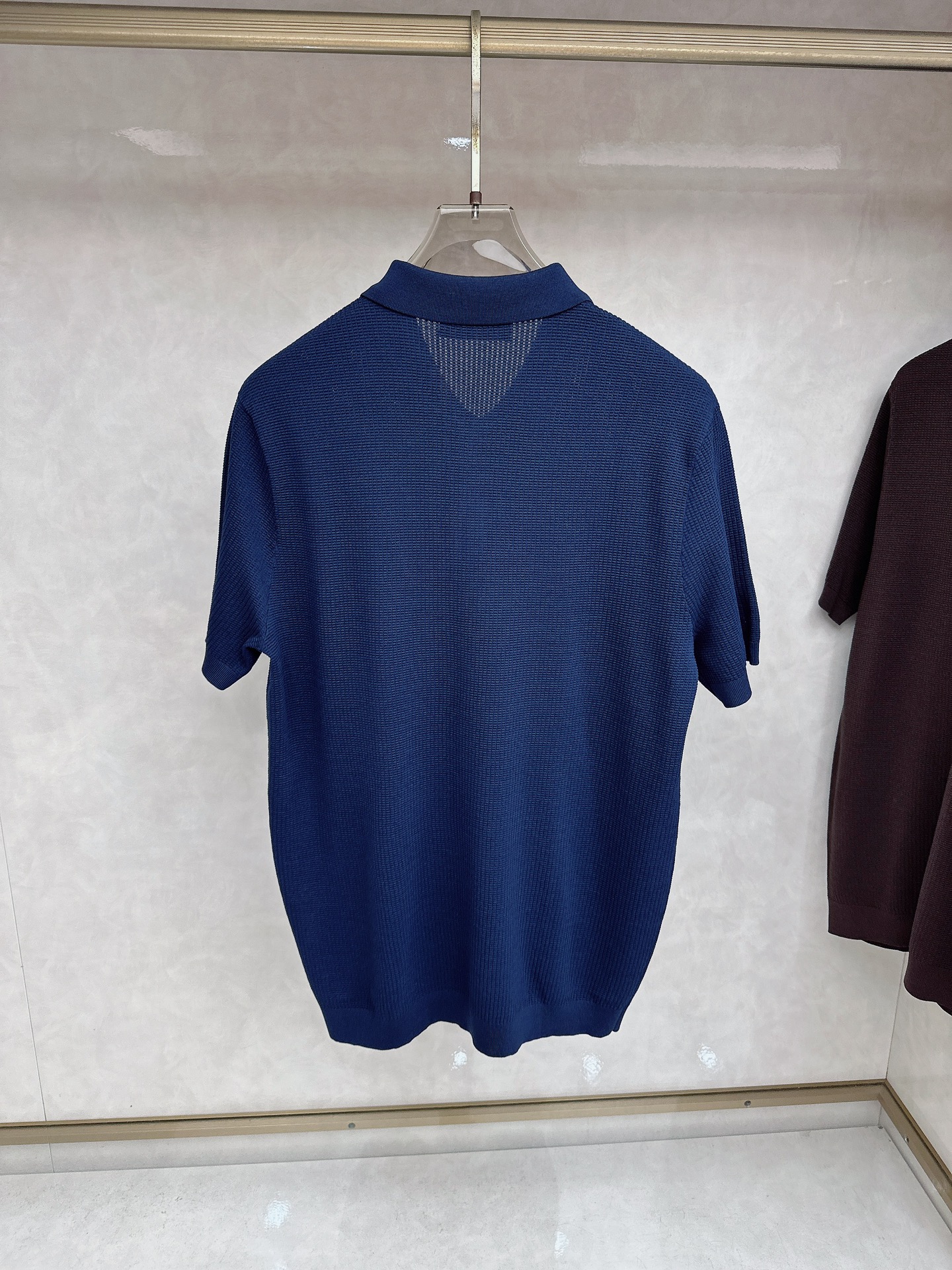 Loro piana 针织翻领Polo衫，意大利工艺镌刻的优雅时尚，优质的材质是时尚的基石。这款Polo