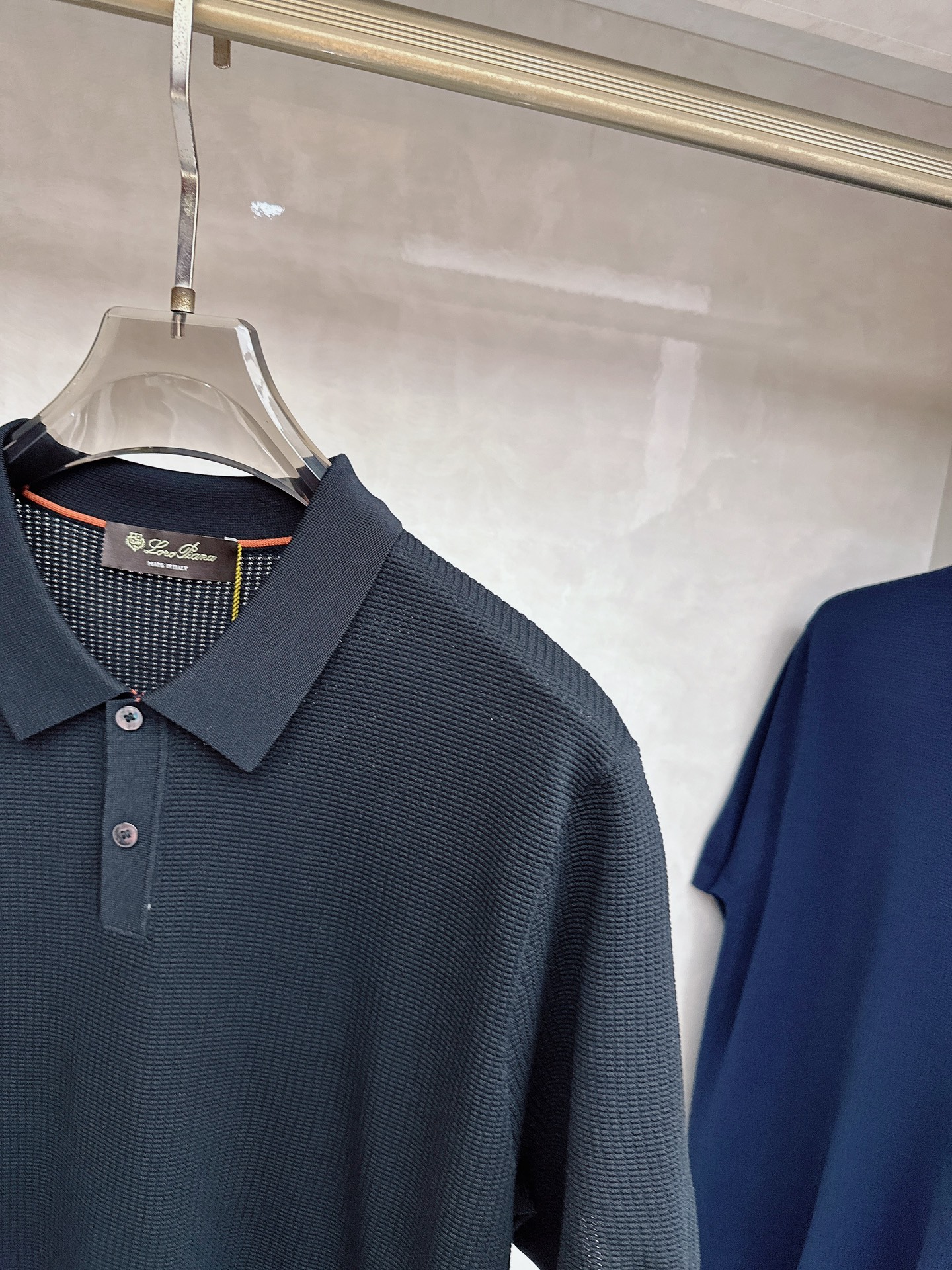 Loro piana 针织翻领Polo衫，意大利工艺镌刻的优雅时尚，优质的材质是时尚的基石。这款Polo