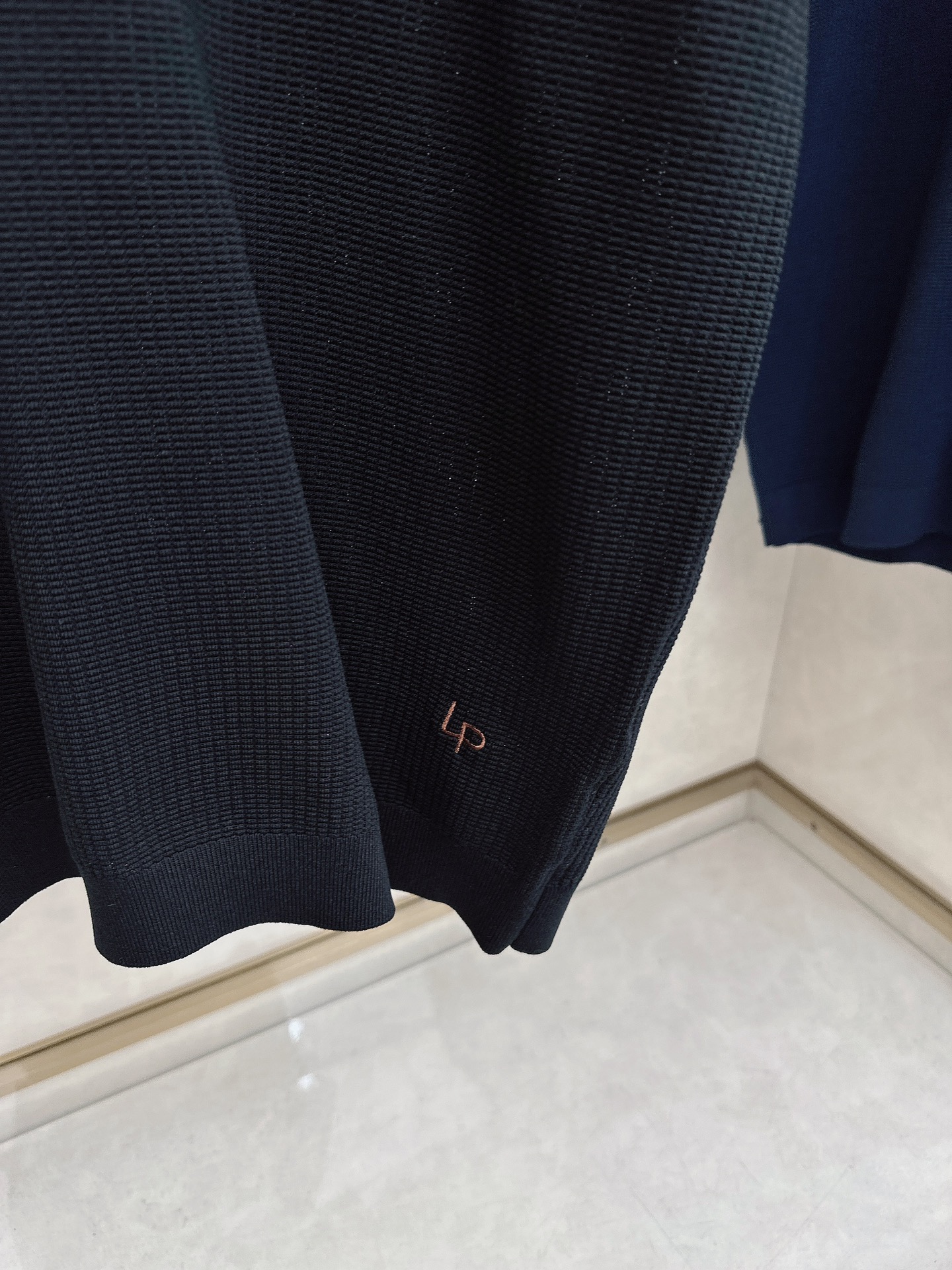 Loro piana 针织翻领Polo衫，意大利工艺镌刻的优雅时尚，优质的材质是时尚的基石。这款Polo