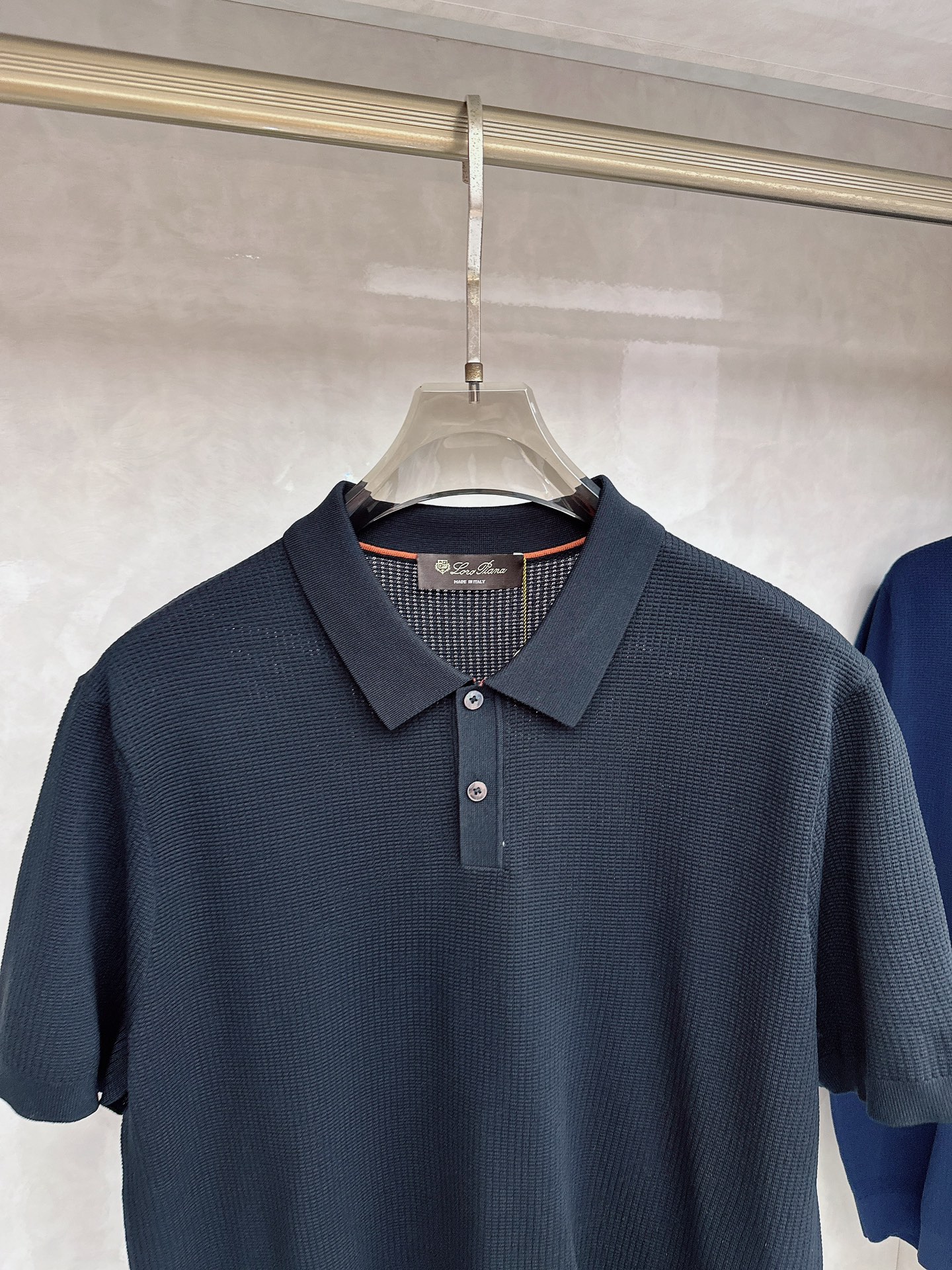 Loro piana 针织翻领Polo衫，意大利工艺镌刻的优雅时尚，优质的材质是时尚的基石。这款Polo
