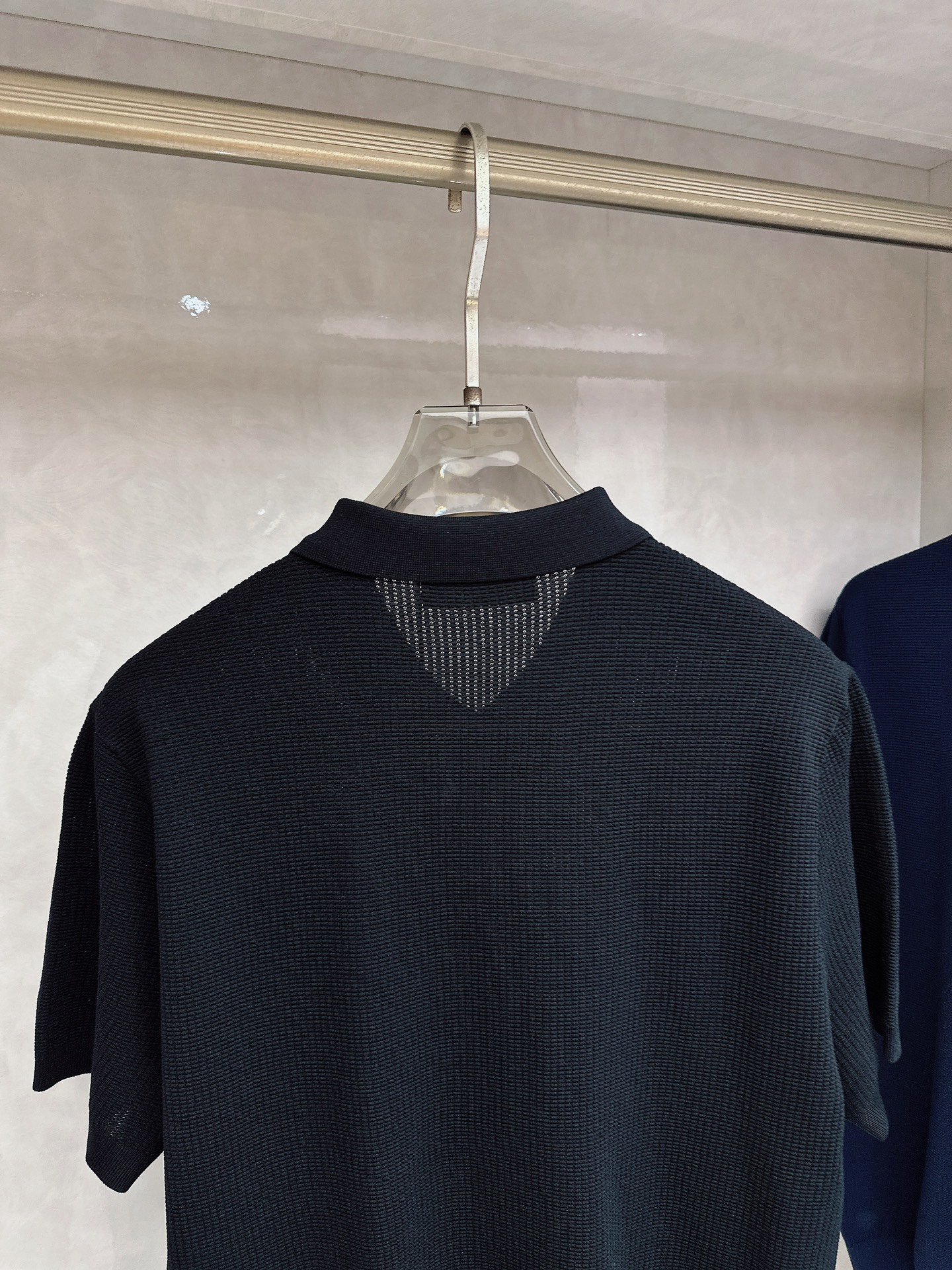 Loro piana 针织翻领Polo衫，意大利工艺镌刻的优雅时尚，优质的材质是时尚的基石。这款Polo