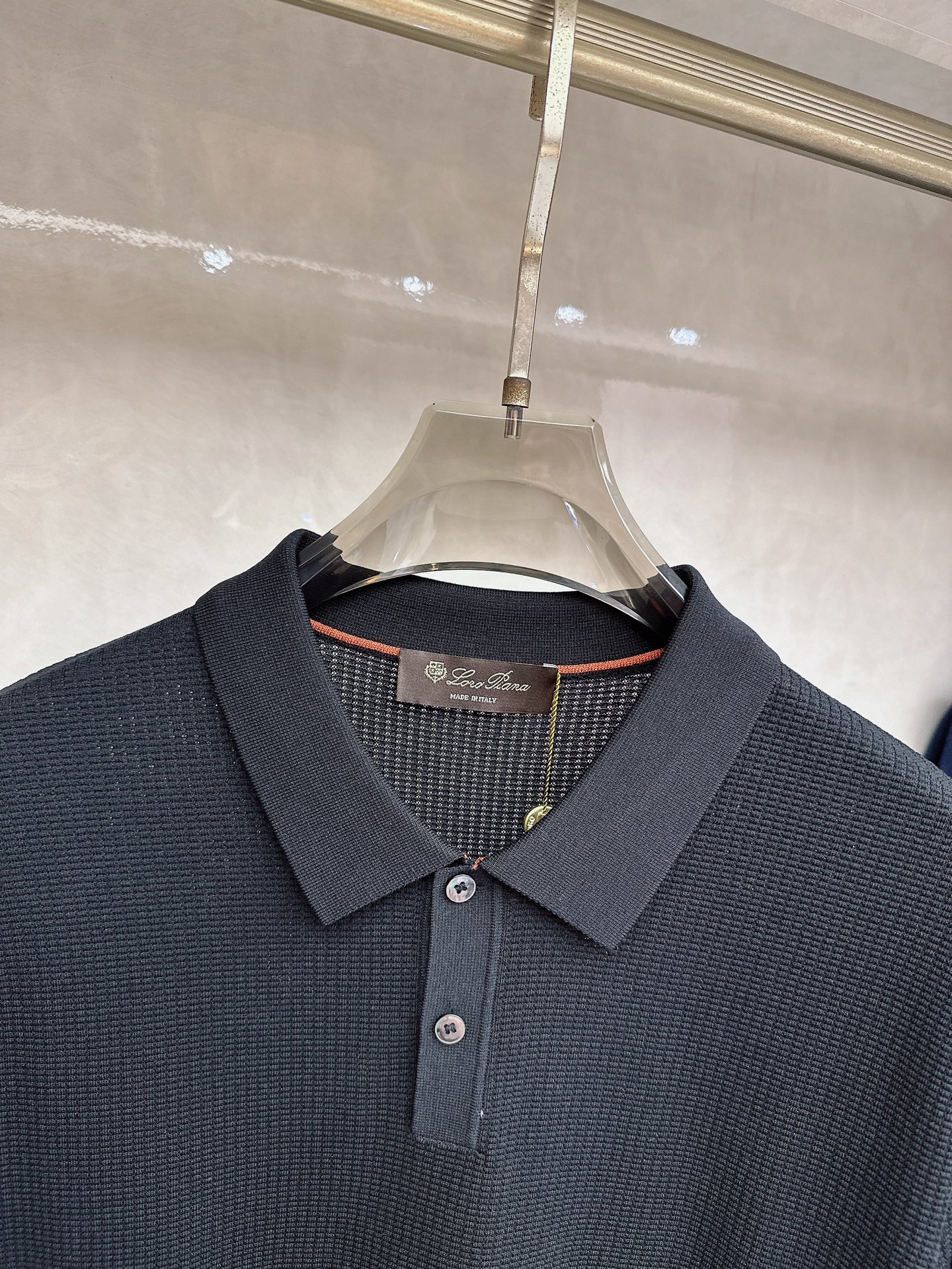 Loro piana 针织翻领Polo衫，意大利工艺镌刻的优雅时尚，优质的材质是时尚的基石。这款Polo