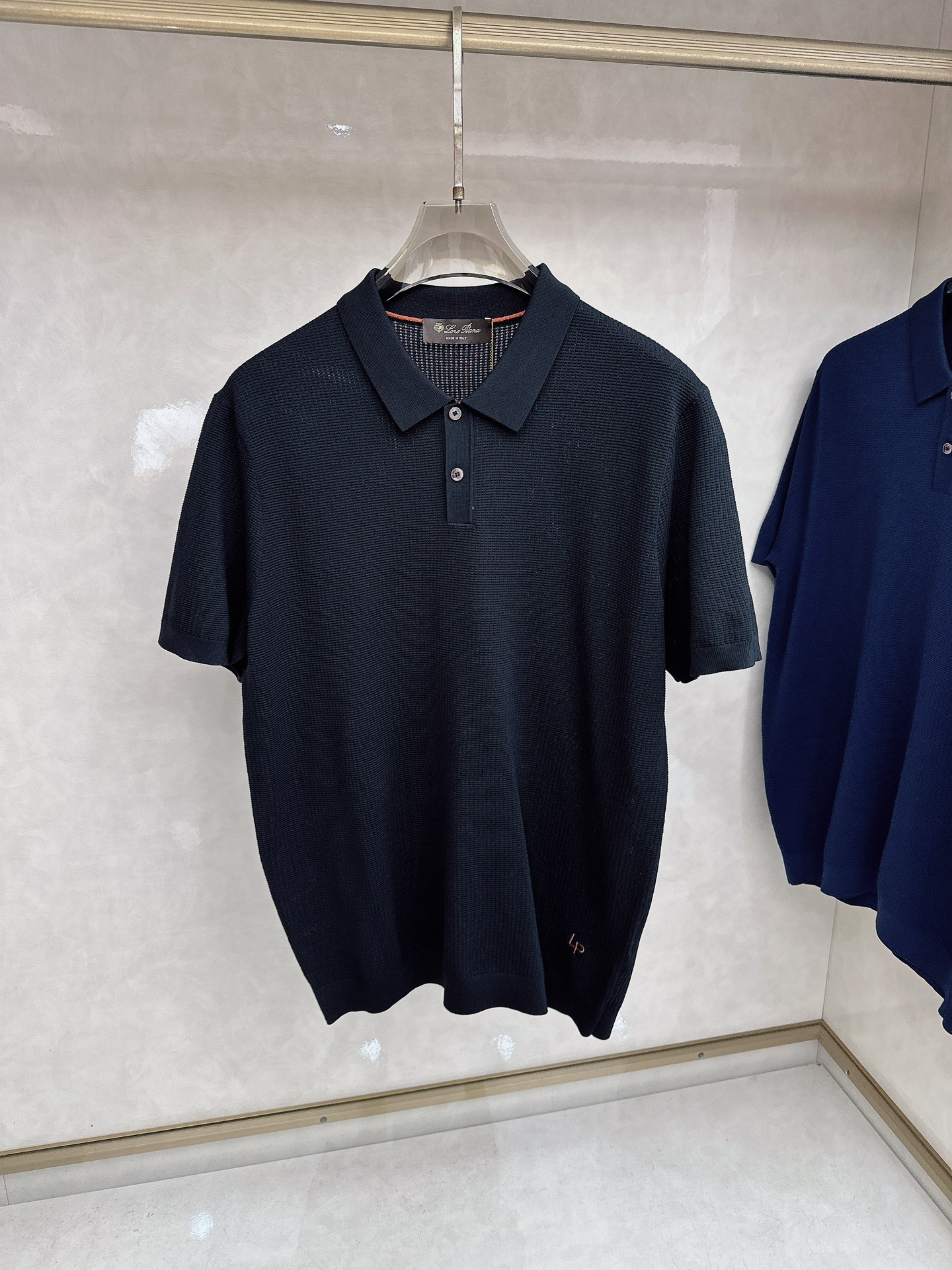 Loro piana 针织翻领Polo衫，意大利工艺镌刻的优雅时尚，优质的材质是时尚的基石。这款Polo