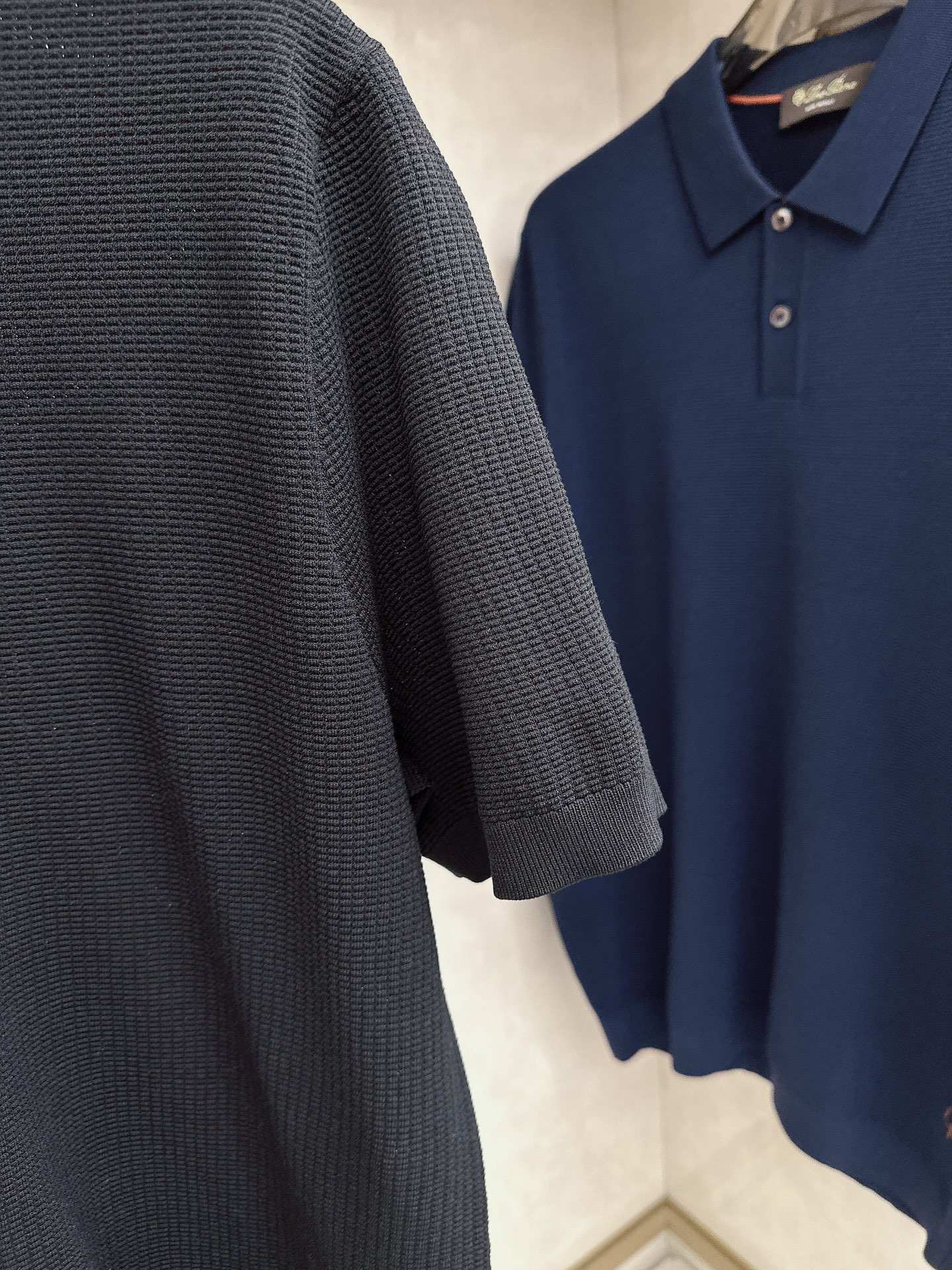 Loro piana 针织翻领Polo衫，意大利工艺镌刻的优雅时尚，优质的材质是时尚的基石。这款Polo