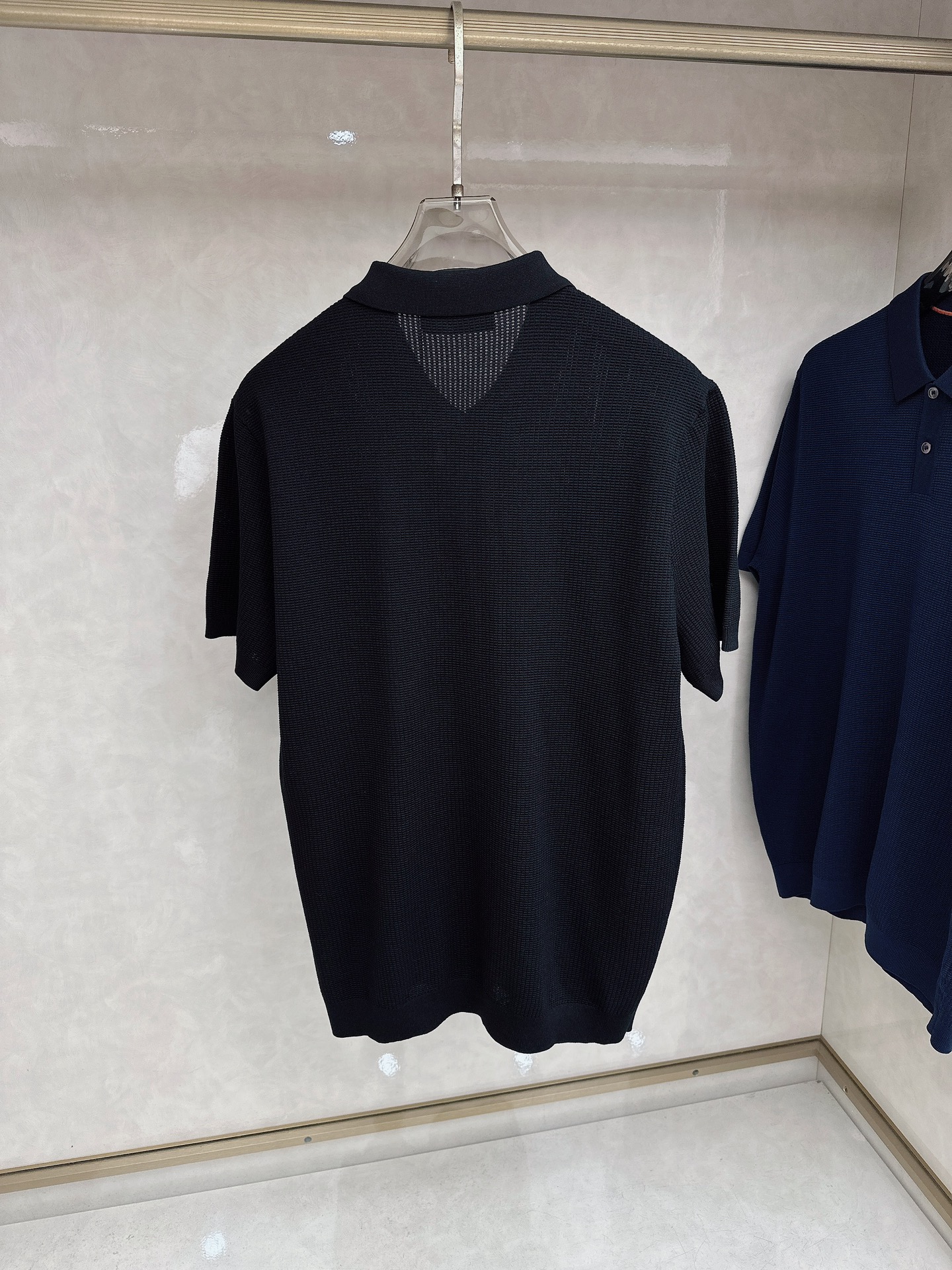 Loro piana 针织翻领Polo衫，意大利工艺镌刻的优雅时尚，优质的材质是时尚的基石。这款Polo