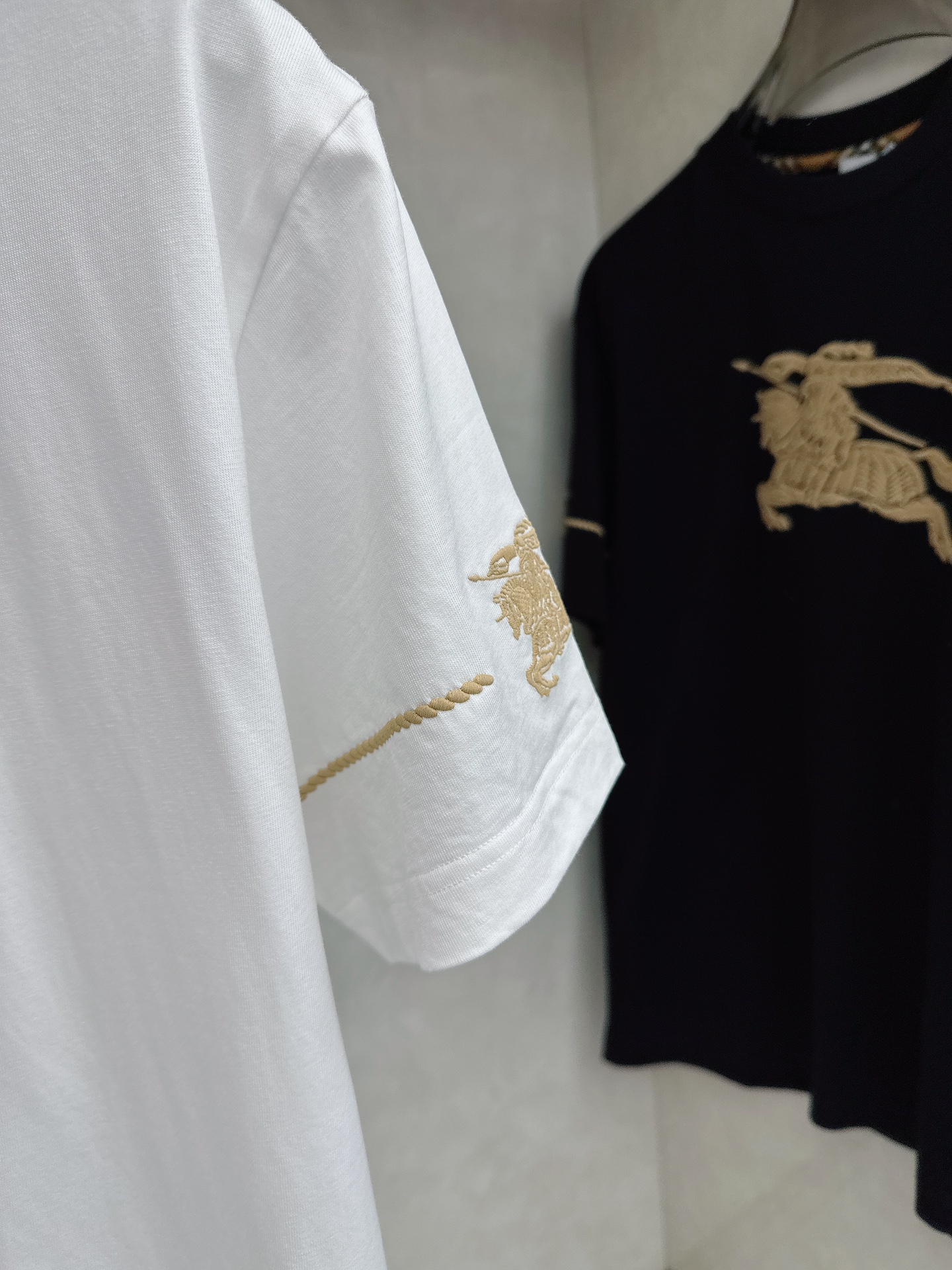 Burberry 巴宝莉 2026ss 春夏新款首发专柜最新款短袖圆领T恤 高端订制 设计前卫时尚！品牌