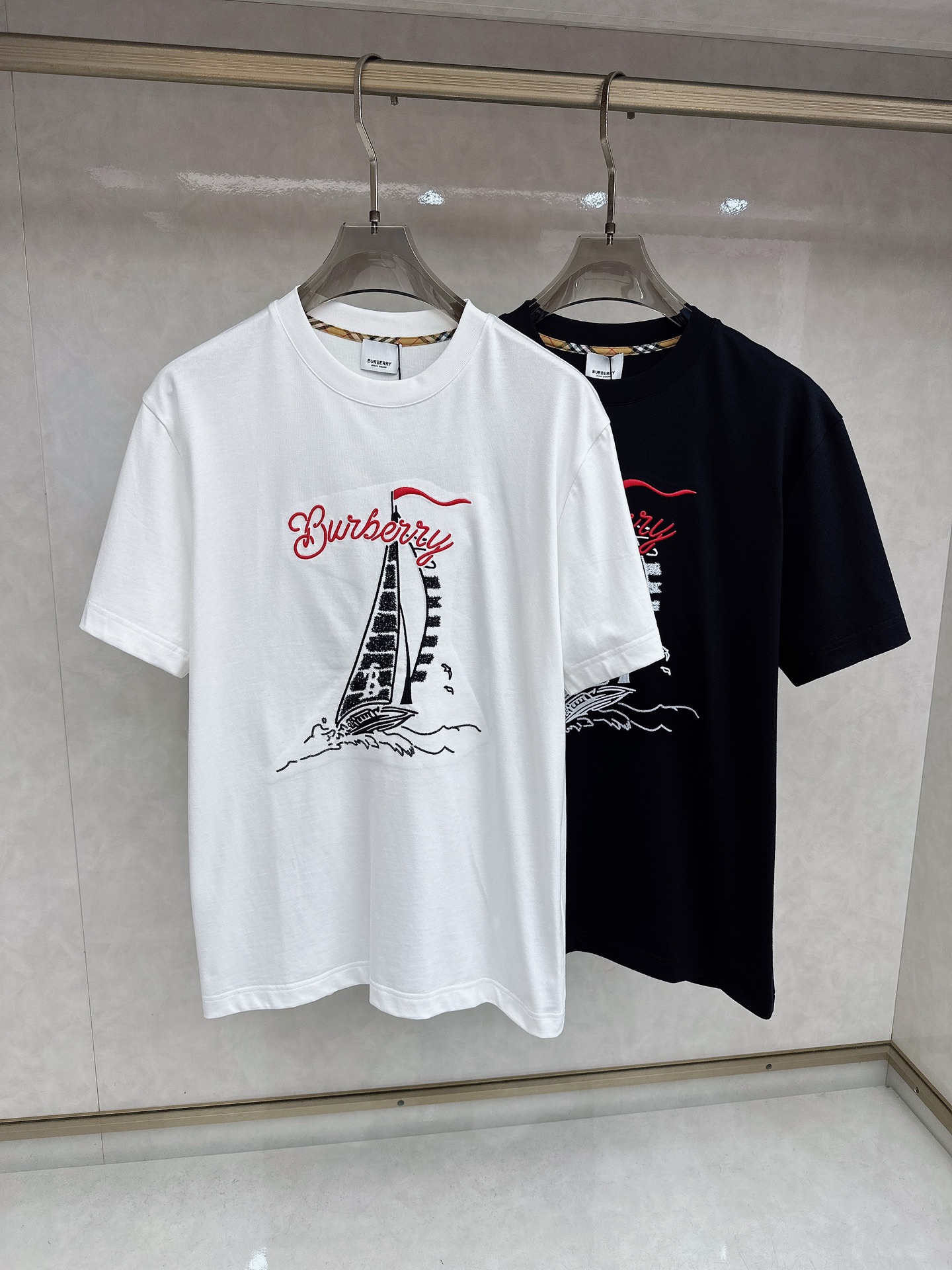 NO:858671,Burberry 2026ss new spring and summer new debut counter latest short-sleeved round neck T-shirt high-end custom design avant-garde fashion!  The brand logo is designed with heavy craftsmanship. High-end customized pure cotton fabric. Soft to the touch. Comfortable to wear. Exquisite stitching at the counter level. Fine workmanship. The upper body effect is incomparably handsome!  A must-have item for a stylish man!  Color Black White Size S-XXL,,burberry,burberry,T-shirt,tees,t-shirt,19860909Burberry 巴宝莉 2026ss 春夏新款首发专柜最新款短袖圆领T恤 高端订制 设计前卫时尚！品牌logo重工艺设计 高端定制纯棉面料.手感柔软.穿着舒适.专柜级别精致车线.做工精细.上身效果无敌帅气！型男必备单品！ 颜色黑色 白色 码数S-XXL,,burberry,burberry,T-shirt,tees，t-shirt,,Men's clothing