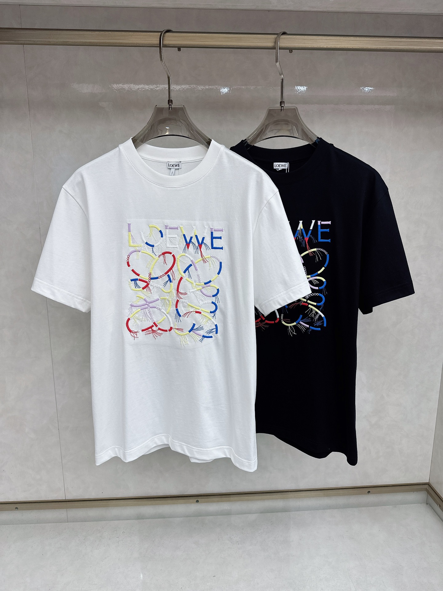 NO:858551,Loewe 2026ss new spring and summer new debut counter latest short-sleeved round neck T-shirt high-end custom design avant-garde fashion!  The brand logo is designed with heavy craftsmanship. High-end customized pure cotton fabric. Soft to the touch. Comfortable to wear. Exquisite stitching at the counter level. Fine workmanship. The upper body effect is incomparably handsome!  A must-have item for a stylish man!  Color Black White Size S-XXL,,loewe,loewe,T-shirt,tees,t-shirt,19860909Loewe 罗意威 2026ss 春夏新款首发专柜最新款短袖圆领T恤 高端订制 设计前卫时尚！品牌logo重工艺设计 高端定制纯棉面料.手感柔软.穿着舒适.专柜级别精致车线.做工精细.上身效果无敌帅气！型男必备单品！ 颜色黑色 白色 码数S-XXL,,loewe,loewe,T-shirt,tees，t-shirt,,Men's clothing
