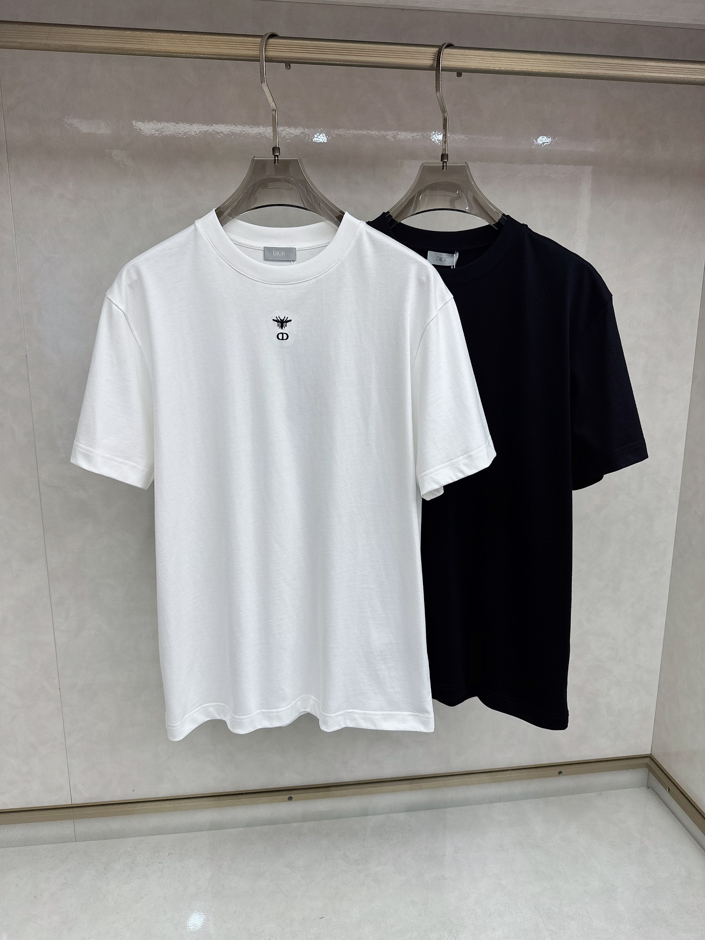 NO:858562,Dior Dior 2026ss new spring and summer new debut counter latest short-sleeved round neck T-shirt high-end custom design avant-garde fashion!  The brand logo is designed with heavy craftsmanship. High-end customized pure cotton fabric. Soft to the touch. Comfortable to wear. Exquisite stitching at the counter level. Fine workmanship. The upper body effect is incomparably handsome!  A must-have item for a stylish man!  Color Black White Size S-XXL,,dior,dior,T-shirt,tees,t-shirt,19860909Dior 迪奥 2026ss 春夏新款首发专柜最新款短袖圆领T恤 高端订制 设计前卫时尚！品牌logo重工艺设计 高端定制纯棉面料.手感柔软.穿着舒适.专柜级别精致车线.做工精细.上身效果无敌帅气！型男必备单品！ 颜色黑色 白色 码数S-XXL,,dior,dior,T-shirt,tees，t-shirt,,Men's clothing