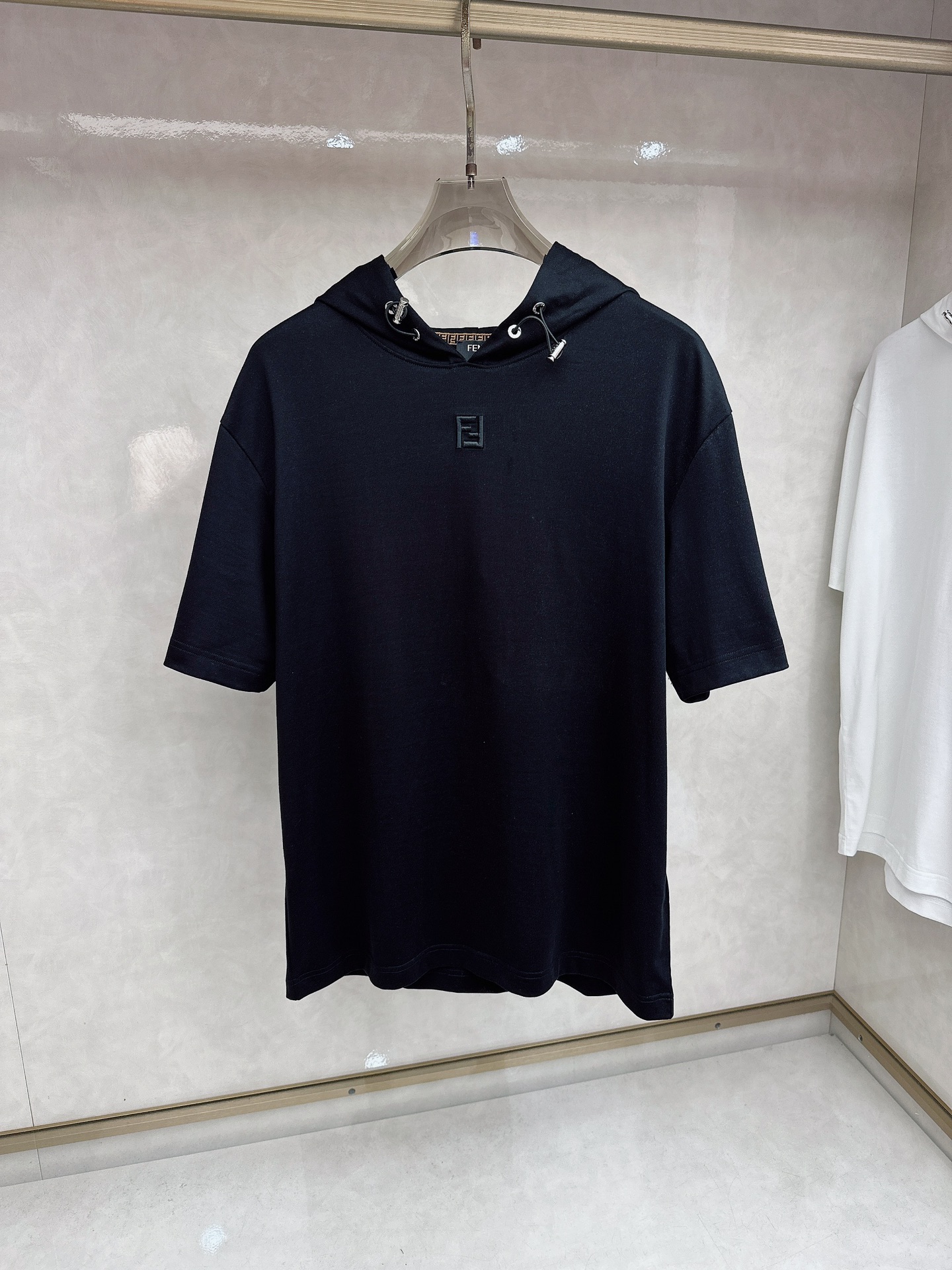 【 芬迪 2026春夏 · 高阶定制T恤】🔹 核心面料：秘鲁进口匹马棉 × 顶级丝光工艺🔹 核心体感：蚕