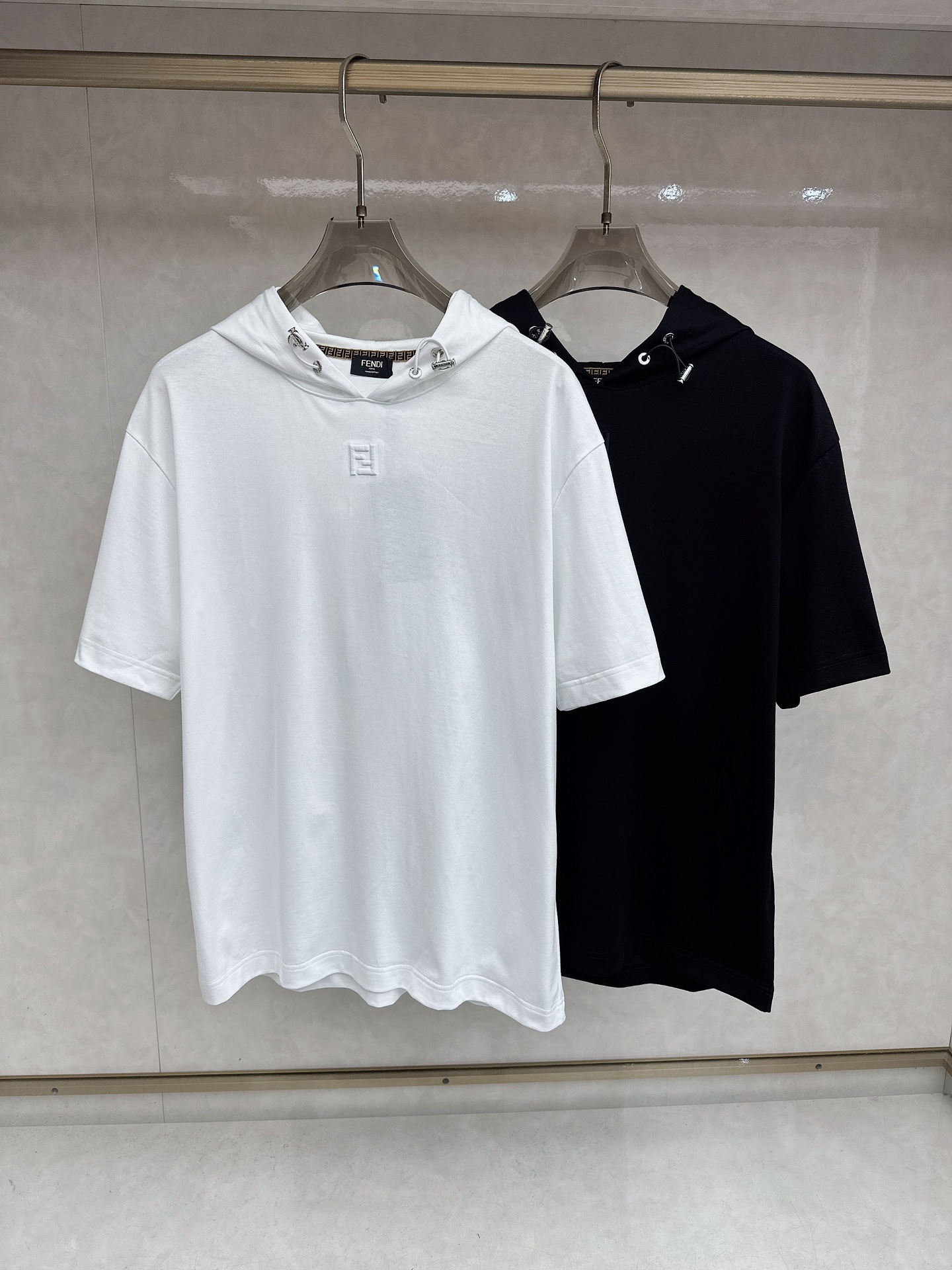 【 芬迪 2026春夏 · 高阶定制T恤】🔹 核心面料：秘鲁进口匹马棉 × 顶级丝光工艺🔹 核心体感：蚕
