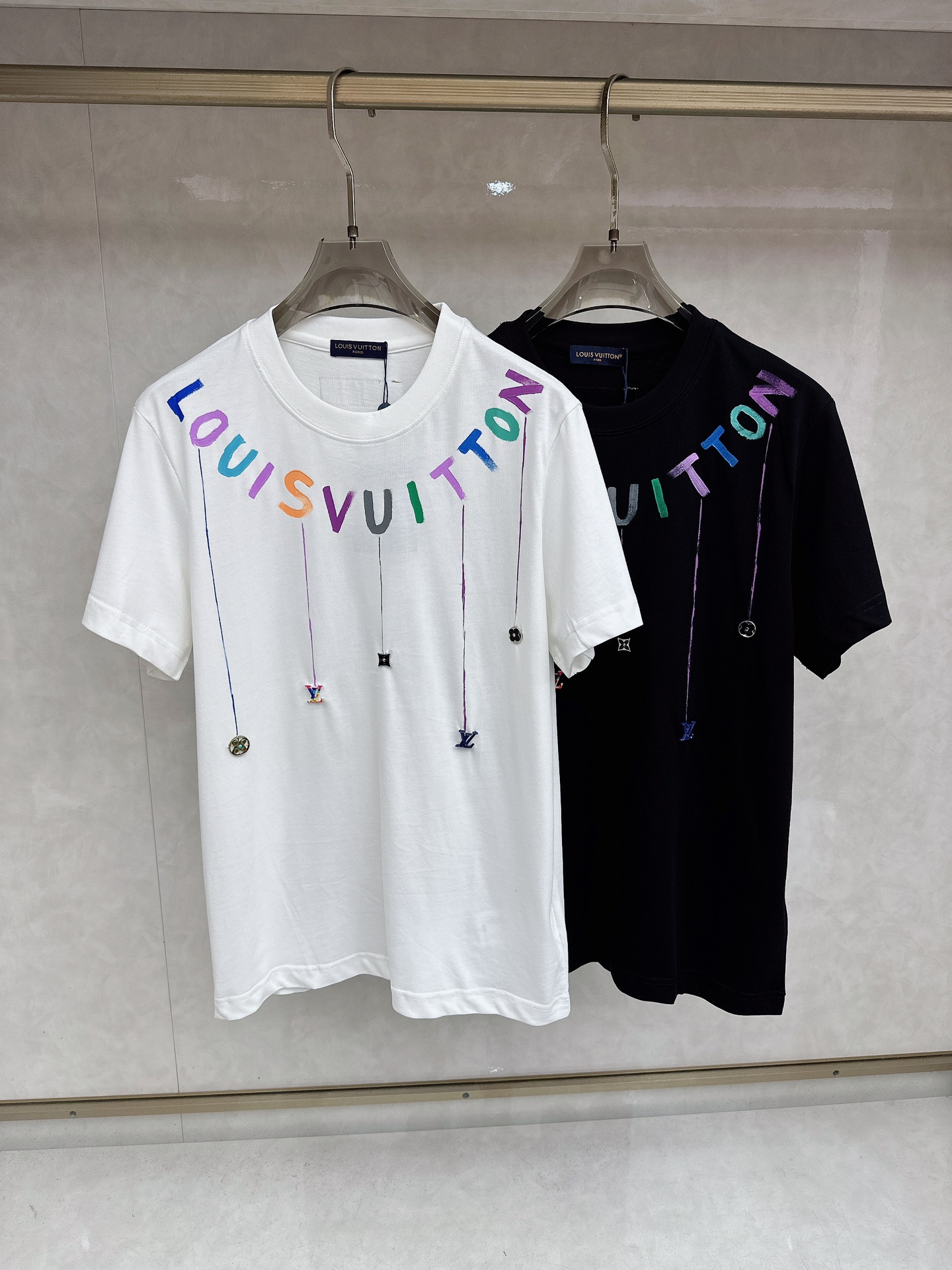 LV 2026SS春夏新款首发专柜最新款短袖圆领T恤 高端订制 设计前卫时尚！品牌logo重工艺设计 高