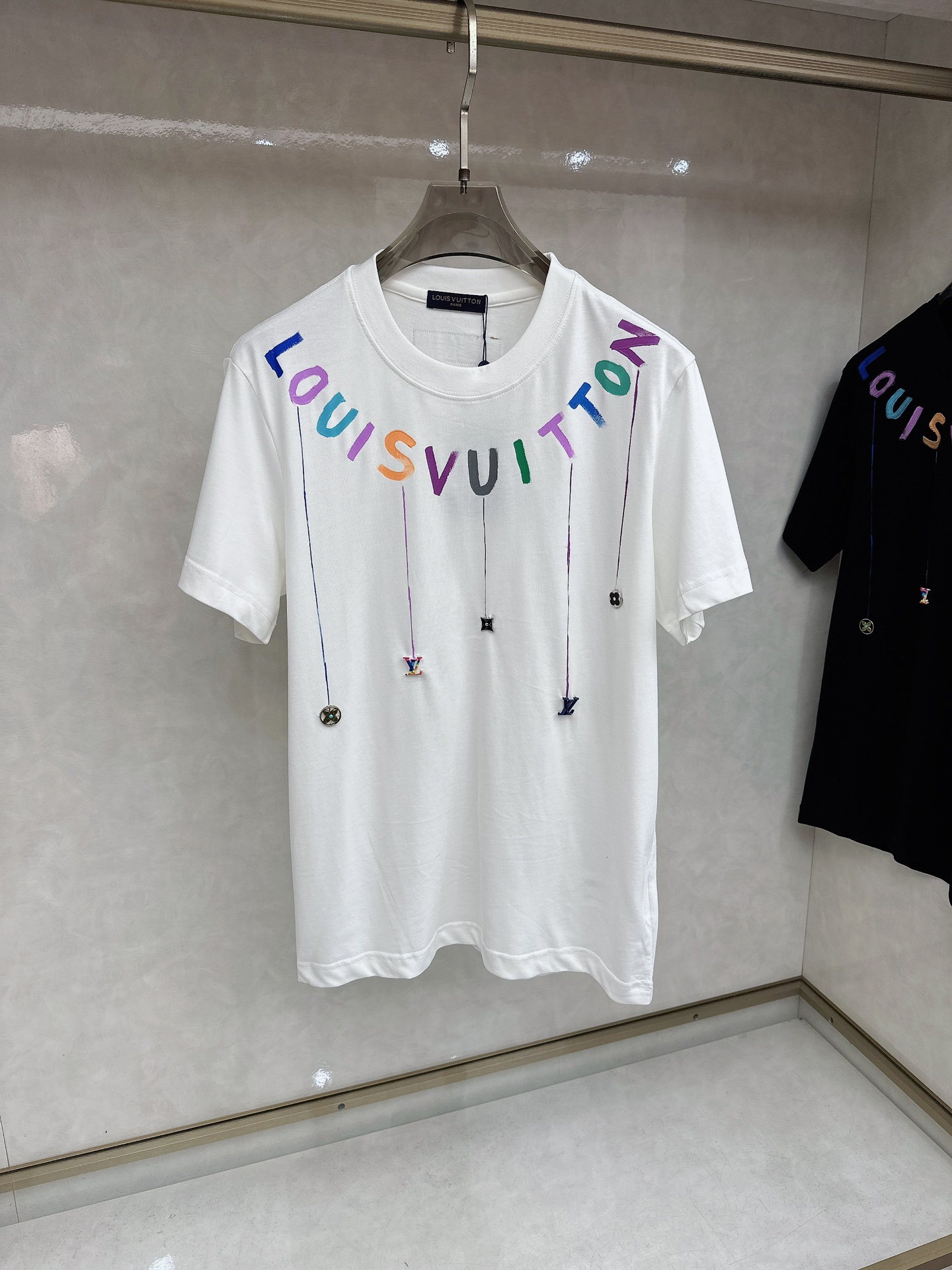 LV 2026SS春夏新款首发专柜最新款短袖圆领T恤 高端订制 设计前卫时尚！品牌logo重工艺设计 高