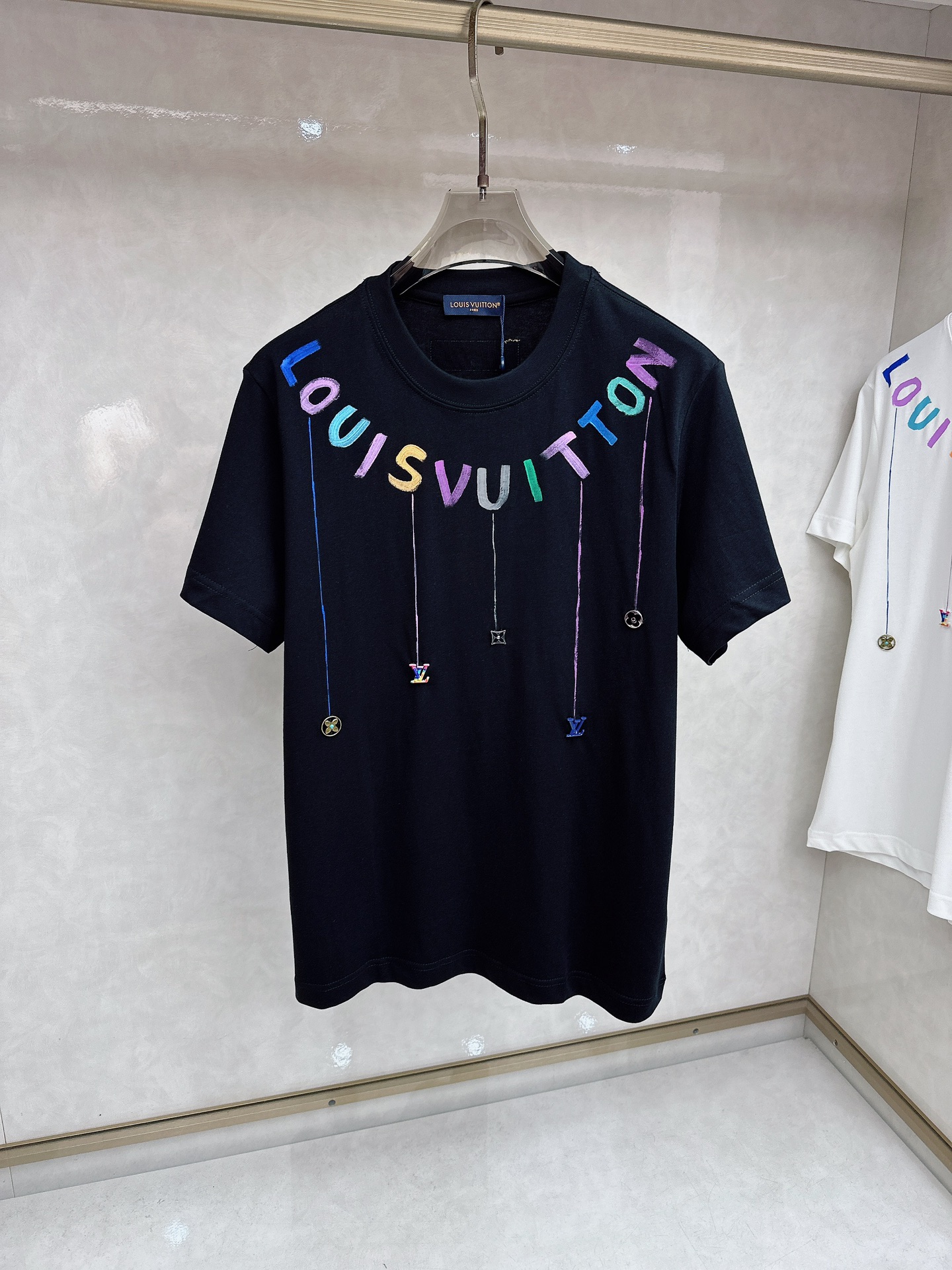 LV 2026SS春夏新款首发专柜最新款短袖圆领T恤 高端订制 设计前卫时尚！品牌logo重工艺设计 高
