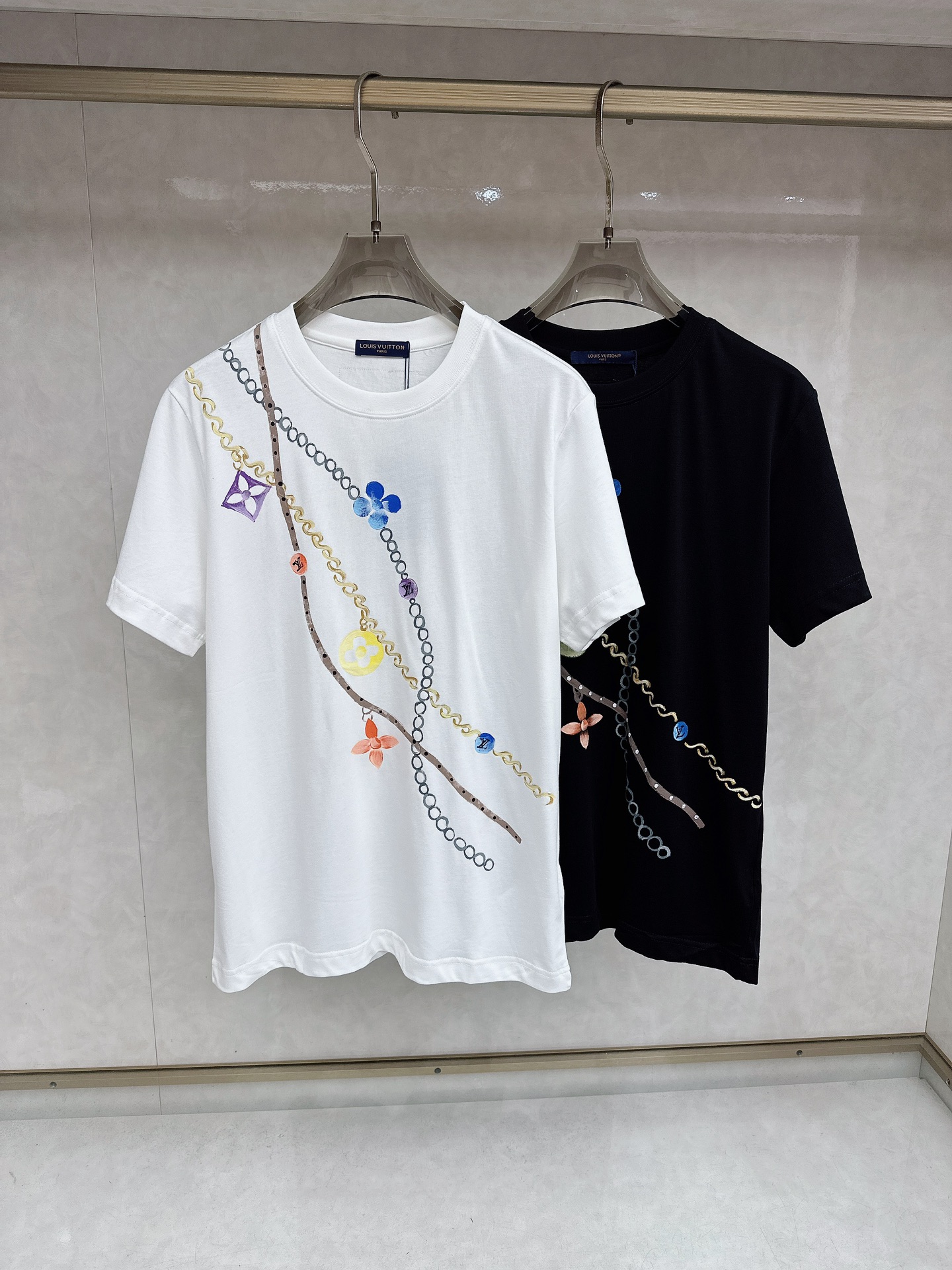 LV 2026SS春夏新款首发专柜最新款短袖圆领T恤 高端订制 设计前卫时尚！品牌logo重工艺设计 高
