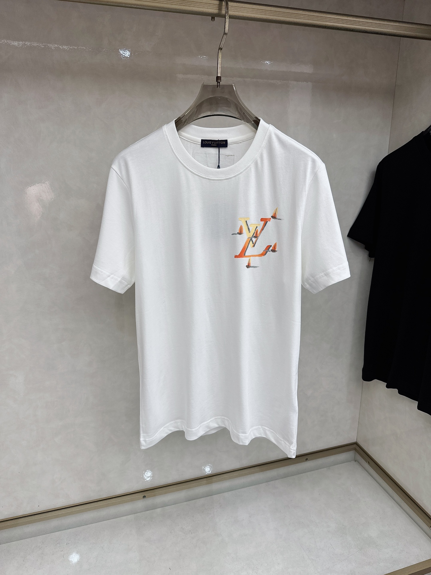 LV 2026SS春夏新款首发专柜最新款短袖圆领T恤 高端订制 设计前卫时尚！品牌logo重工艺设计 高