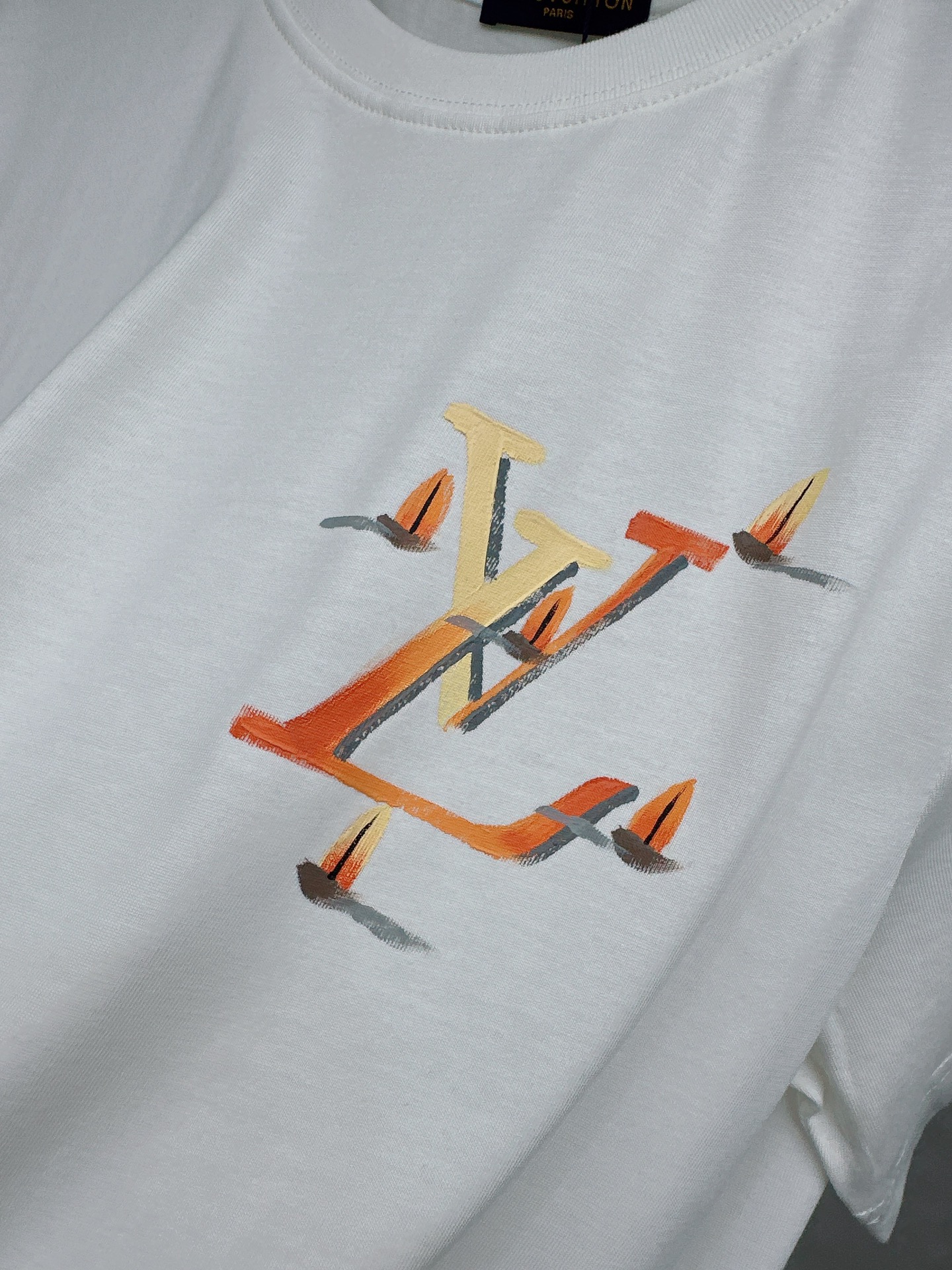 LV 2026SS春夏新款首发专柜最新款短袖圆领T恤 高端订制 设计前卫时尚！品牌logo重工艺设计 高