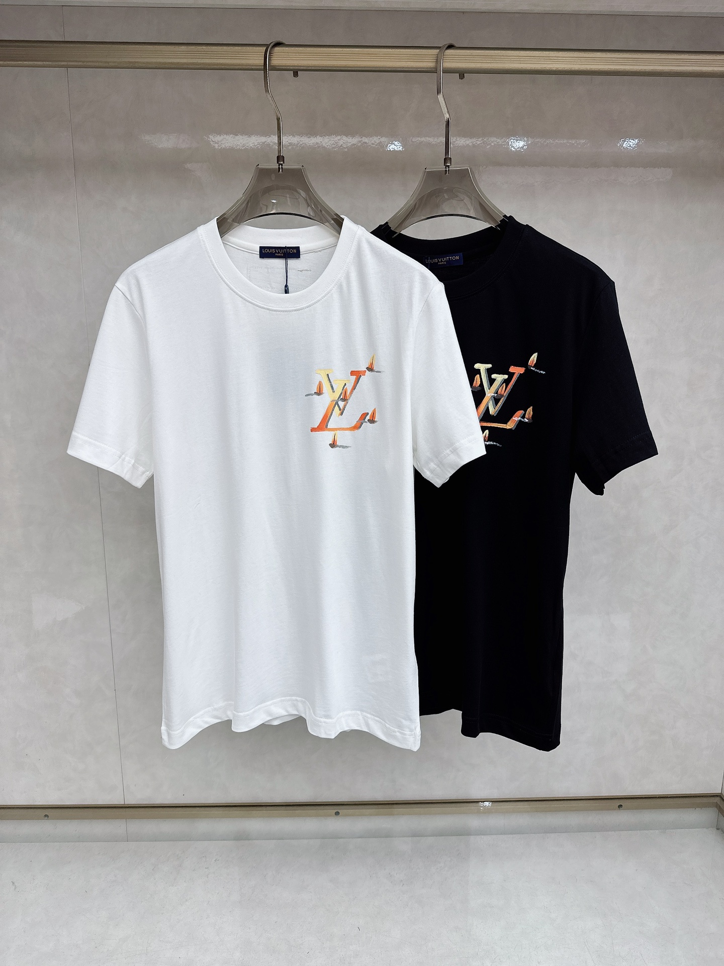 LV 2026SS春夏新款首发专柜最新款短袖圆领T恤 高端订制 设计前卫时尚！品牌logo重工艺设计 高