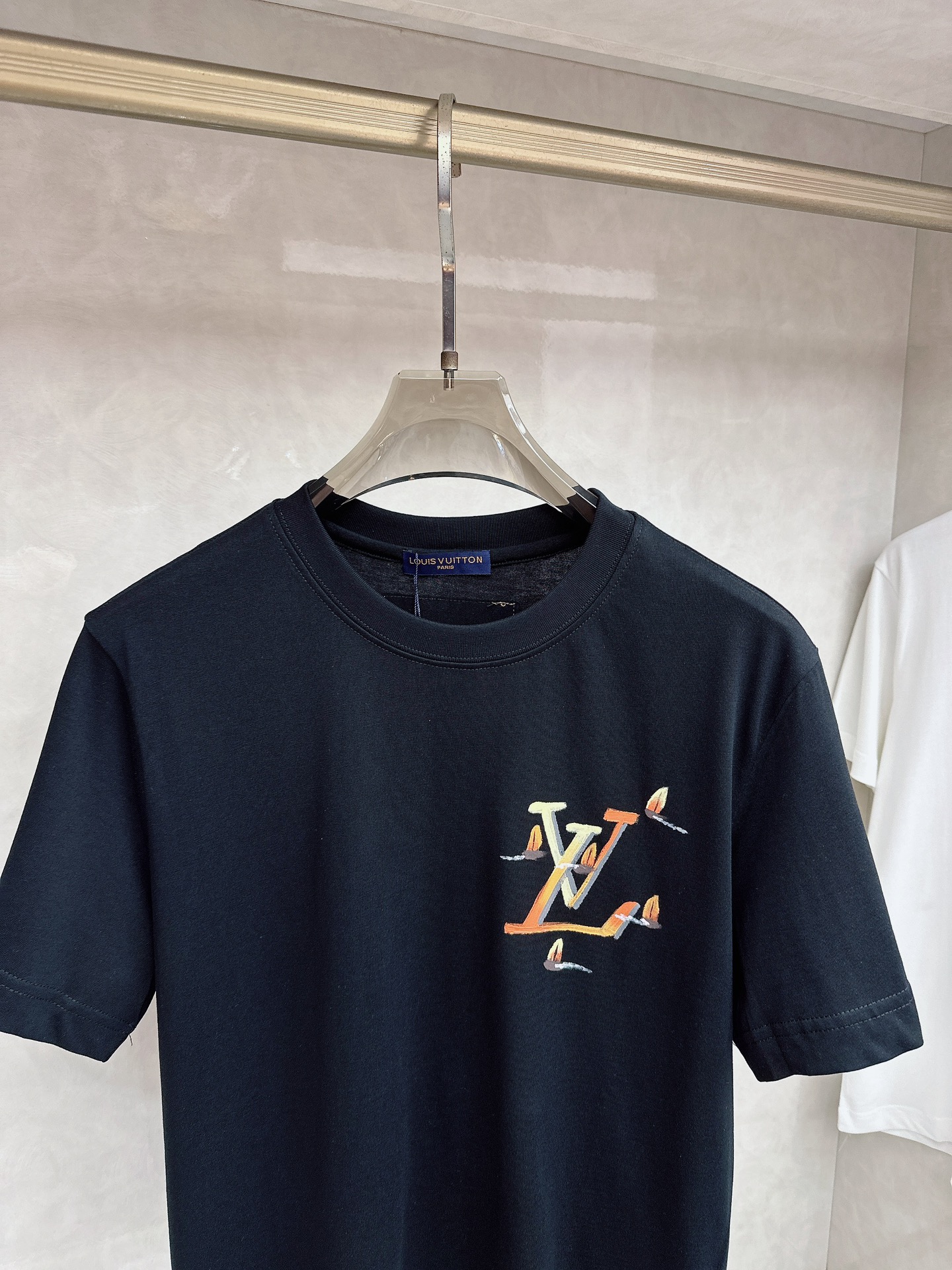 LV 2026SS春夏新款首发专柜最新款短袖圆领T恤 高端订制 设计前卫时尚！品牌logo重工艺设计 高