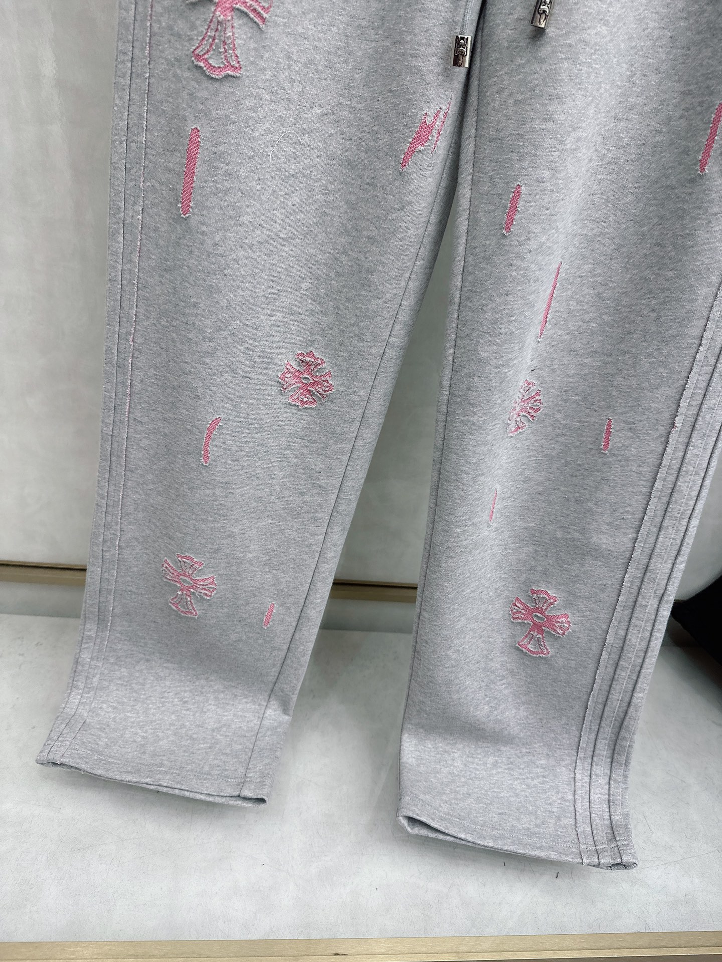 克罗心 2026春夏新款休闲裤！官网同步发售。品牌经典LOGO休闲裤 ，定制面料，舒适度极好，手触感强烈