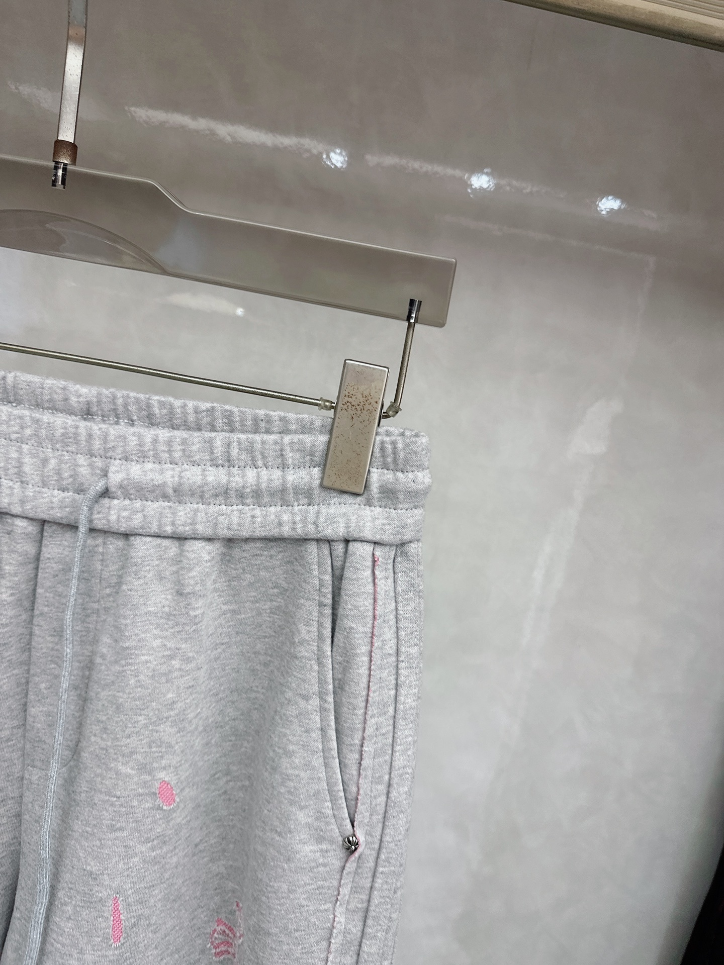 克罗心 2026春夏新款休闲裤！官网同步发售。品牌经典LOGO休闲裤 ，定制面料，舒适度极好，手触感强烈