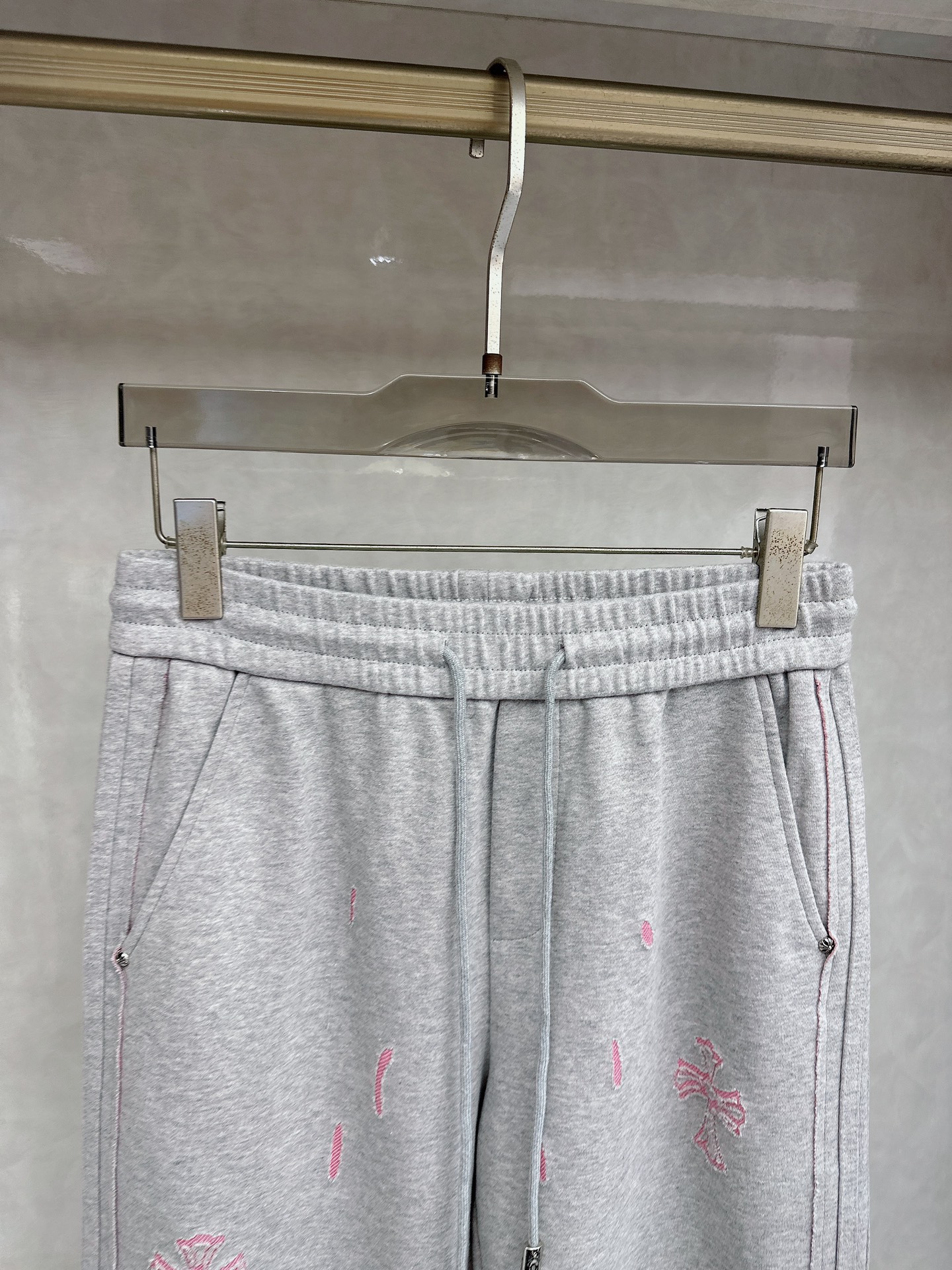 克罗心 2026春夏新款休闲裤！官网同步发售。品牌经典LOGO休闲裤 ，定制面料，舒适度极好，手触感强烈