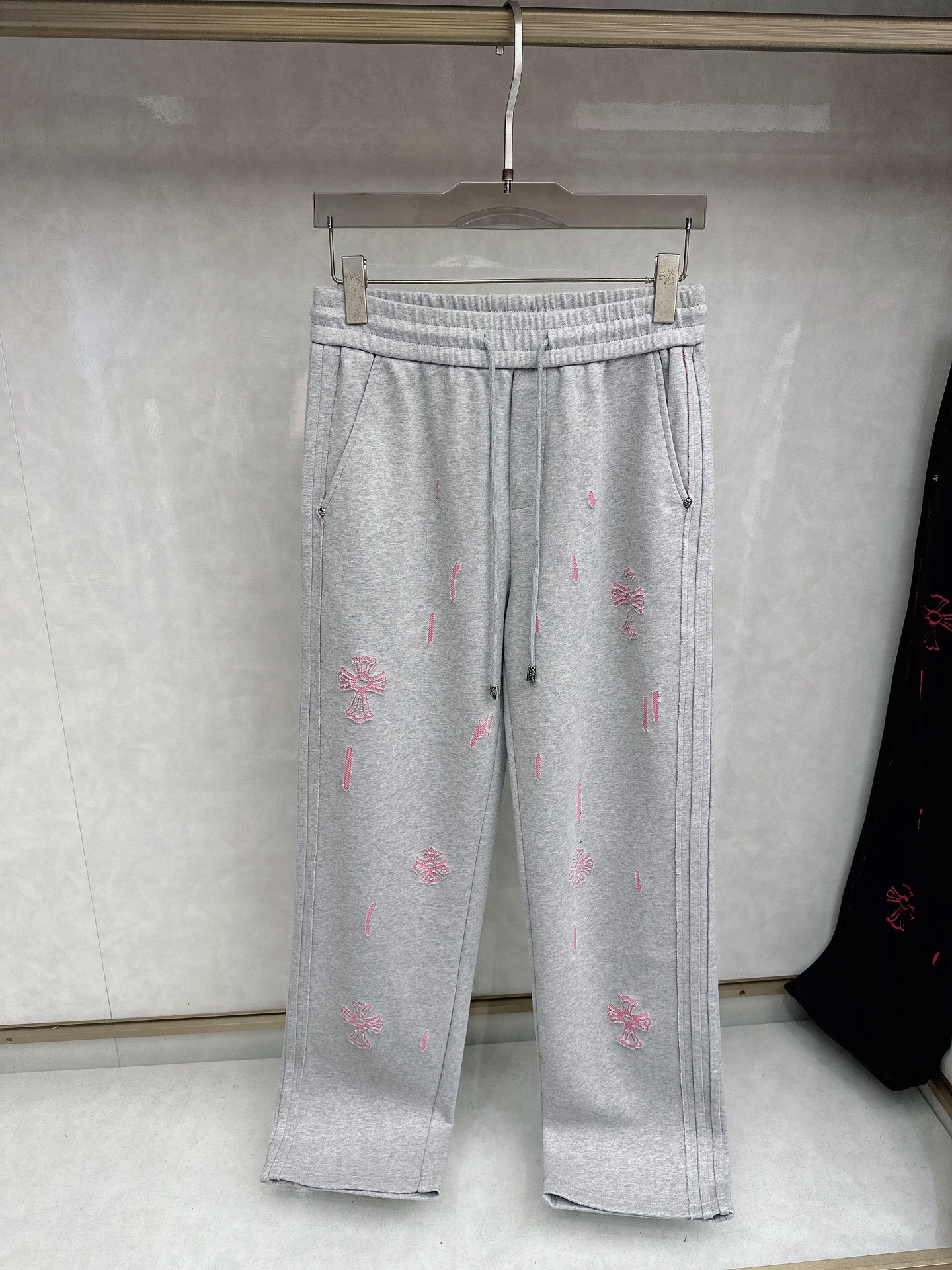 克罗心 2026春夏新款休闲裤！官网同步发售。品牌经典LOGO休闲裤 ，定制面料，舒适度极好，手触感强烈