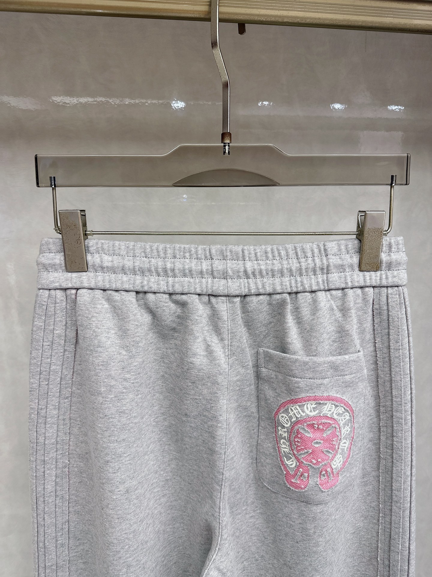 克罗心 2026春夏新款休闲裤！官网同步发售。品牌经典LOGO休闲裤 ，定制面料，舒适度极好，手触感强烈