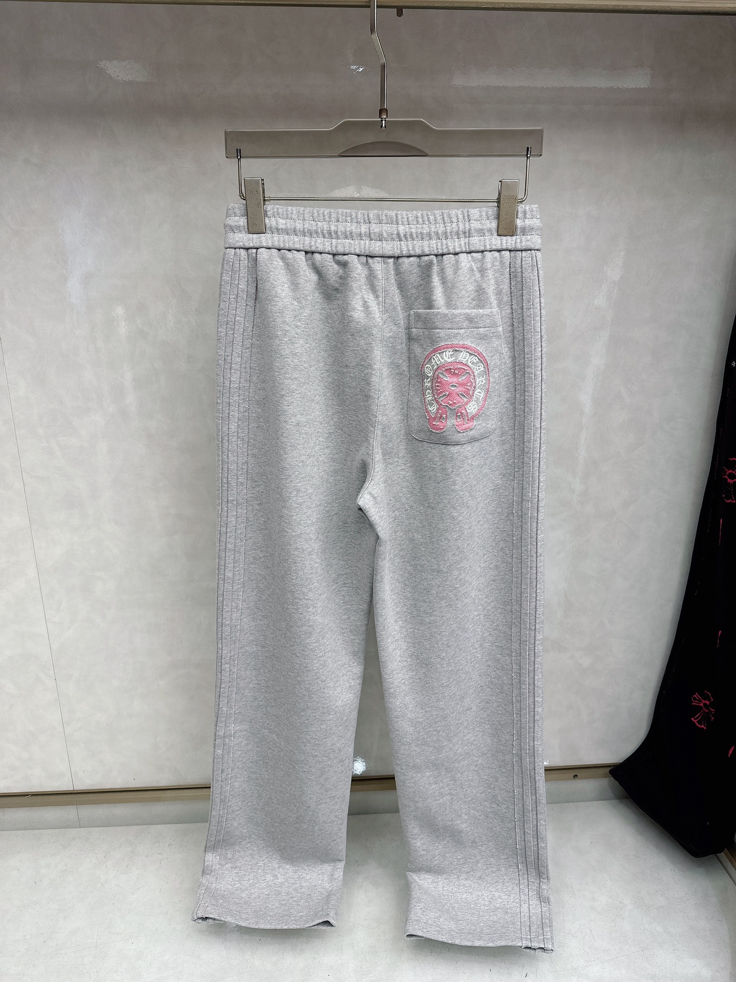 克罗心 2026春夏新款休闲裤！官网同步发售。品牌经典LOGO休闲裤 ，定制面料，舒适度极好，手触感强烈