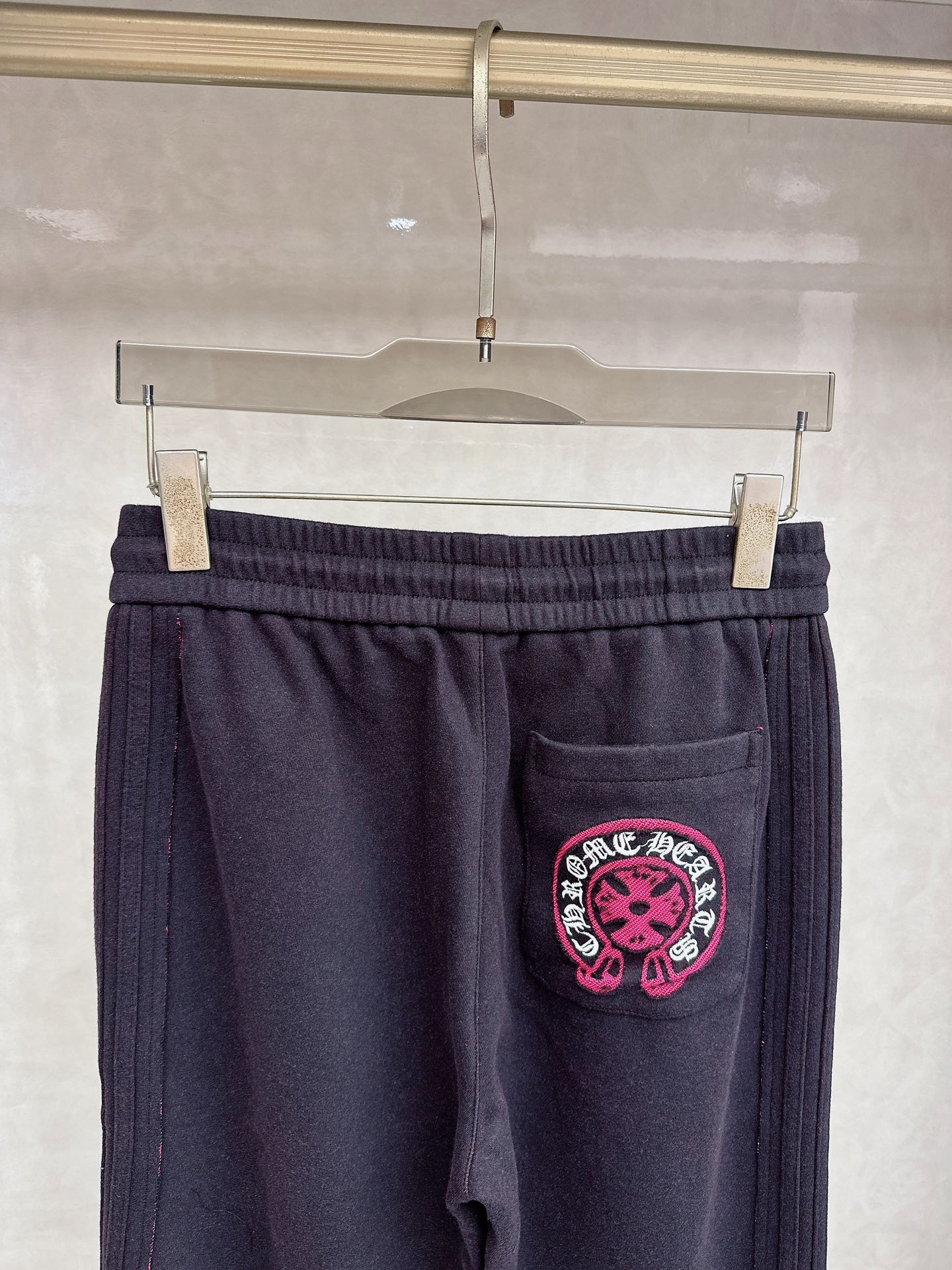 克罗心 2026春夏新款休闲裤！官网同步发售。品牌经典LOGO休闲裤 ，定制面料，舒适度极好，手触感强烈