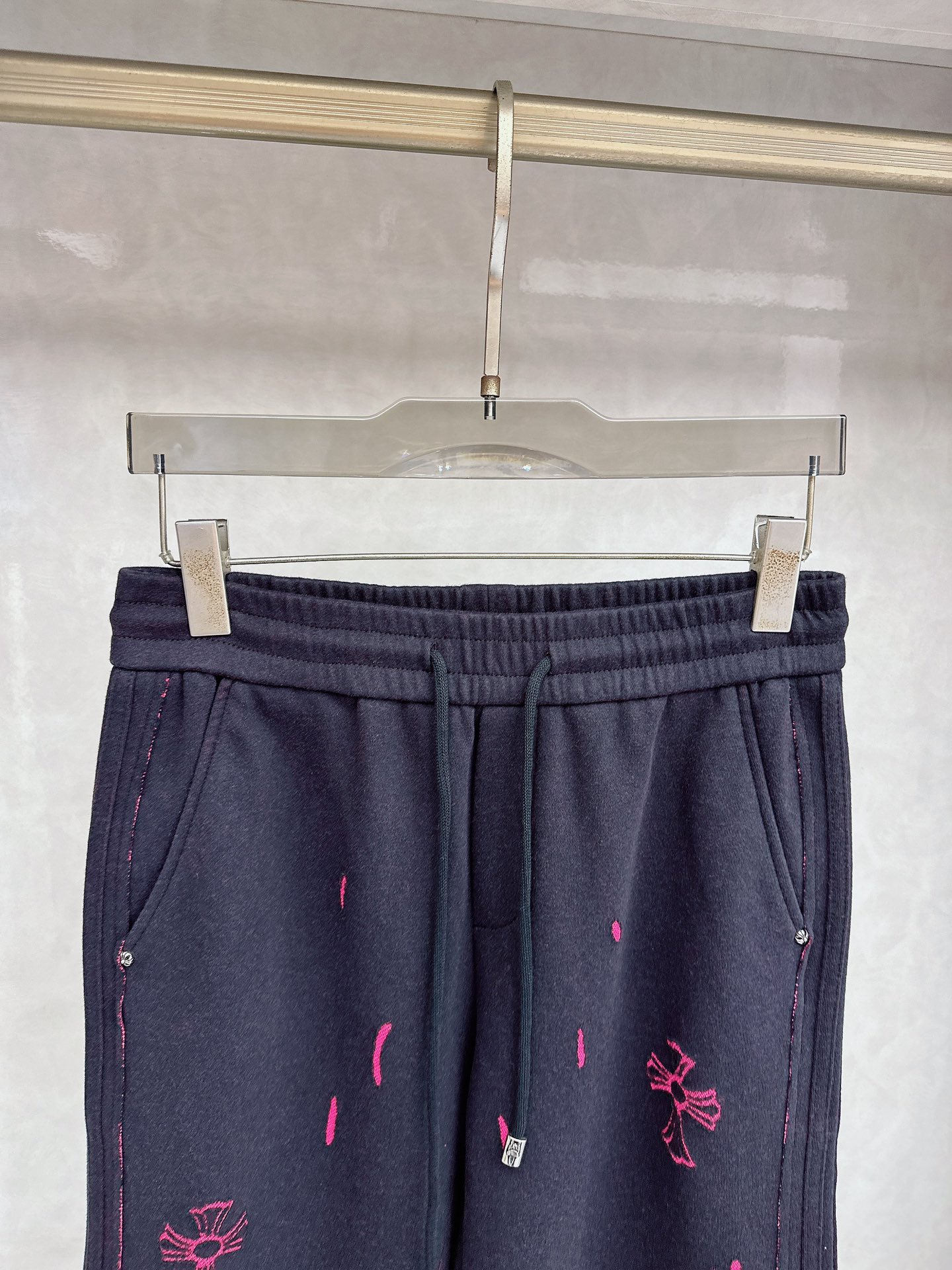 克罗心 2026春夏新款休闲裤！官网同步发售。品牌经典LOGO休闲裤 ，定制面料，舒适度极好，手触感强烈