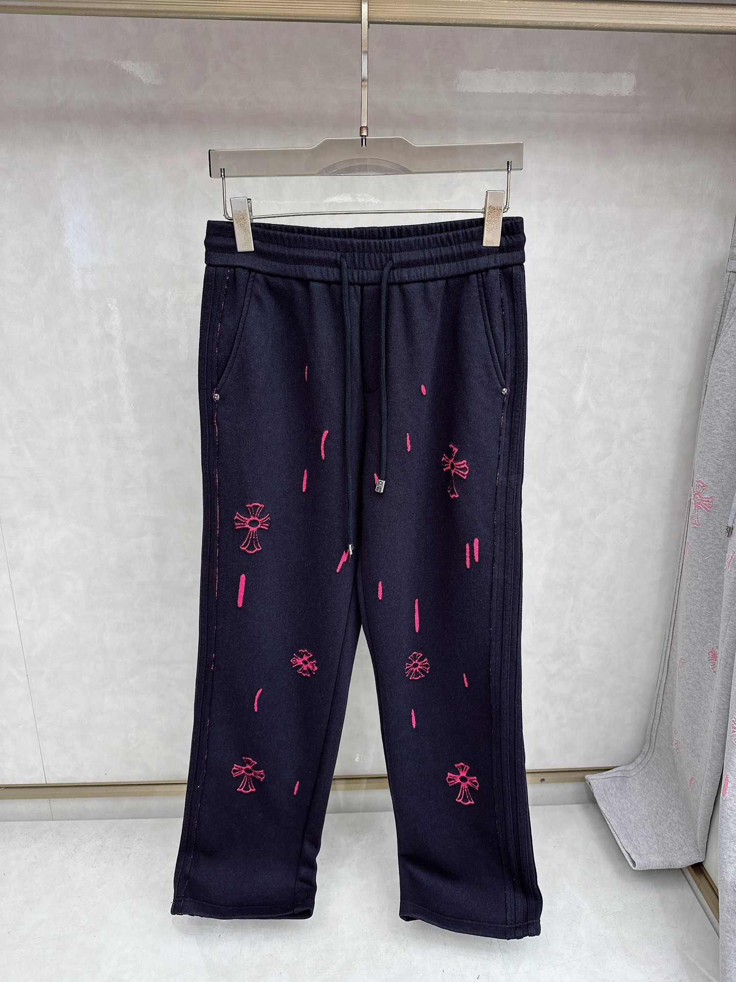 克罗心 2026春夏新款休闲裤！官网同步发售。品牌经典LOGO休闲裤 ，定制面料，舒适度极好，手触感强烈