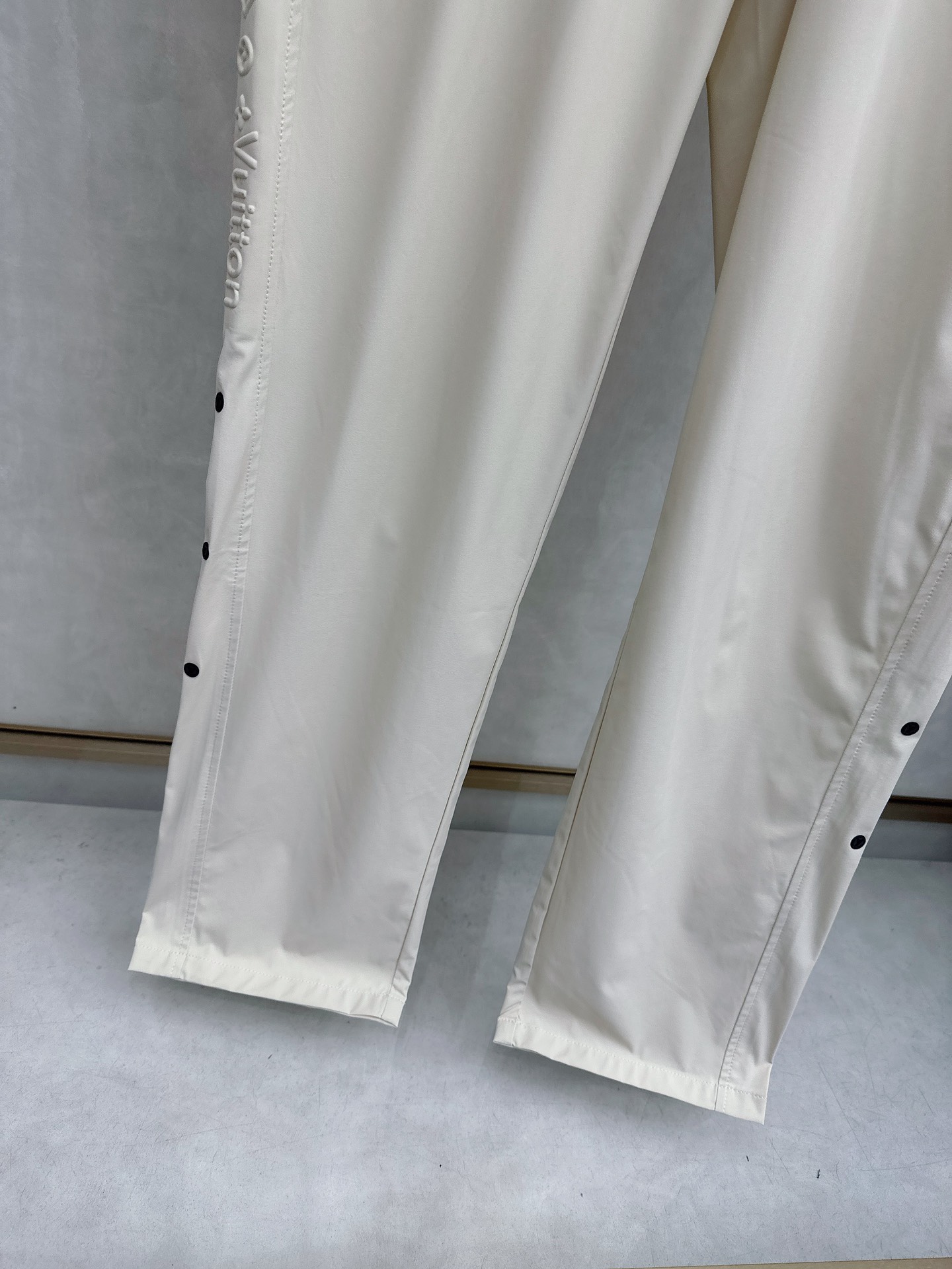 LV 2026春夏新款休闲裤！官网同步发售。品牌经典LOGO休闲裤 ，定制面料，舒适度极好，手触感强烈。