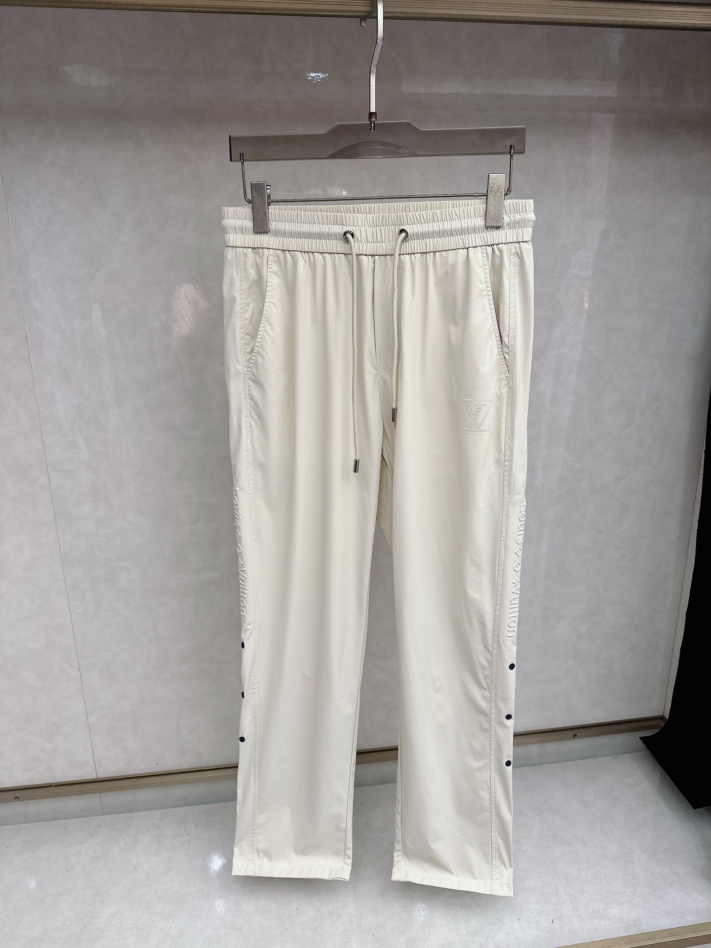 LV 2026春夏新款休闲裤！官网同步发售。品牌经典LOGO休闲裤 ，定制面料，舒适度极好，手触感强烈。