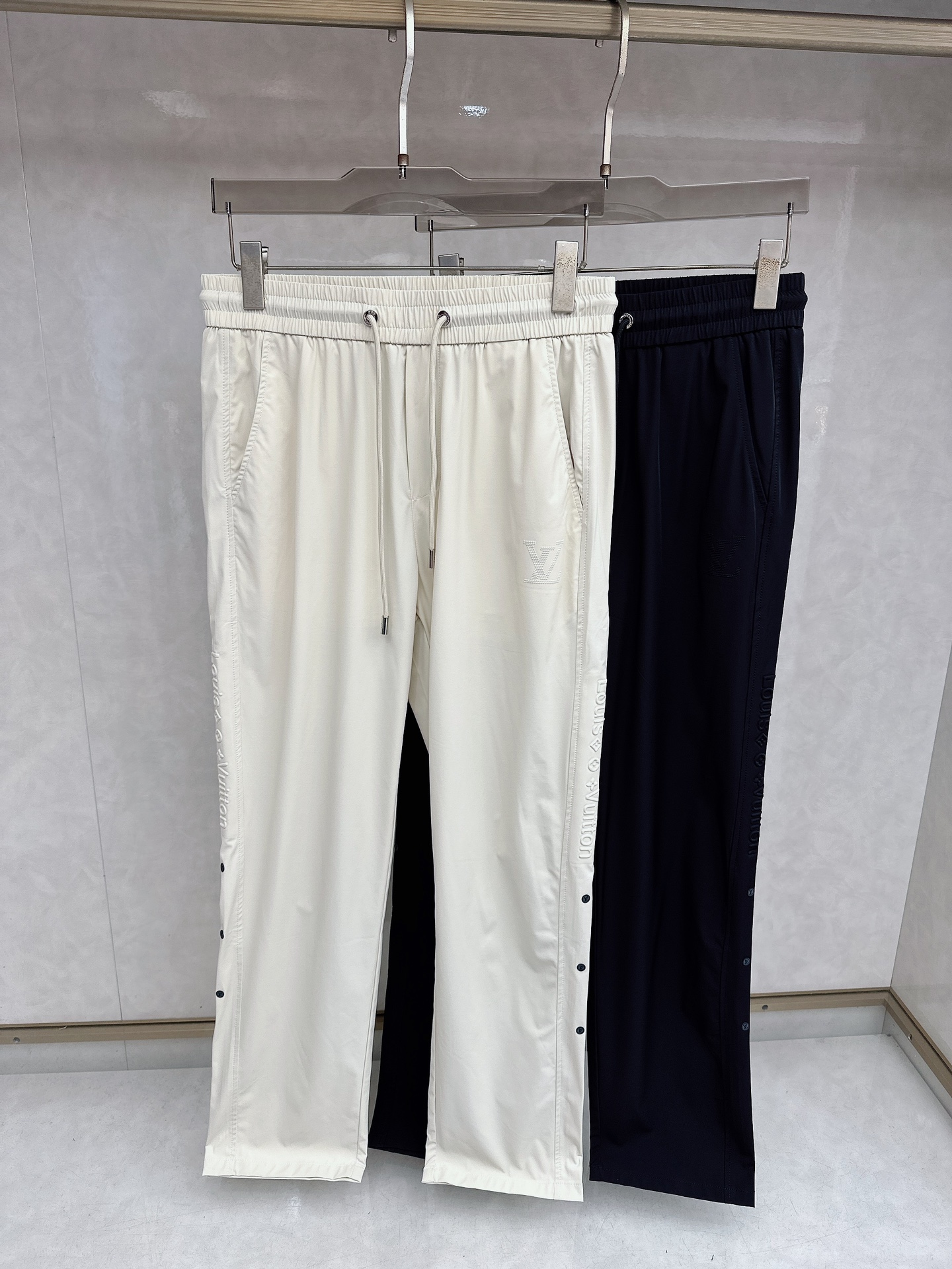 LV 2026春夏新款休闲裤！官网同步发售。品牌经典LOGO休闲裤 ，定制面料，舒适度极好，手触感强烈。