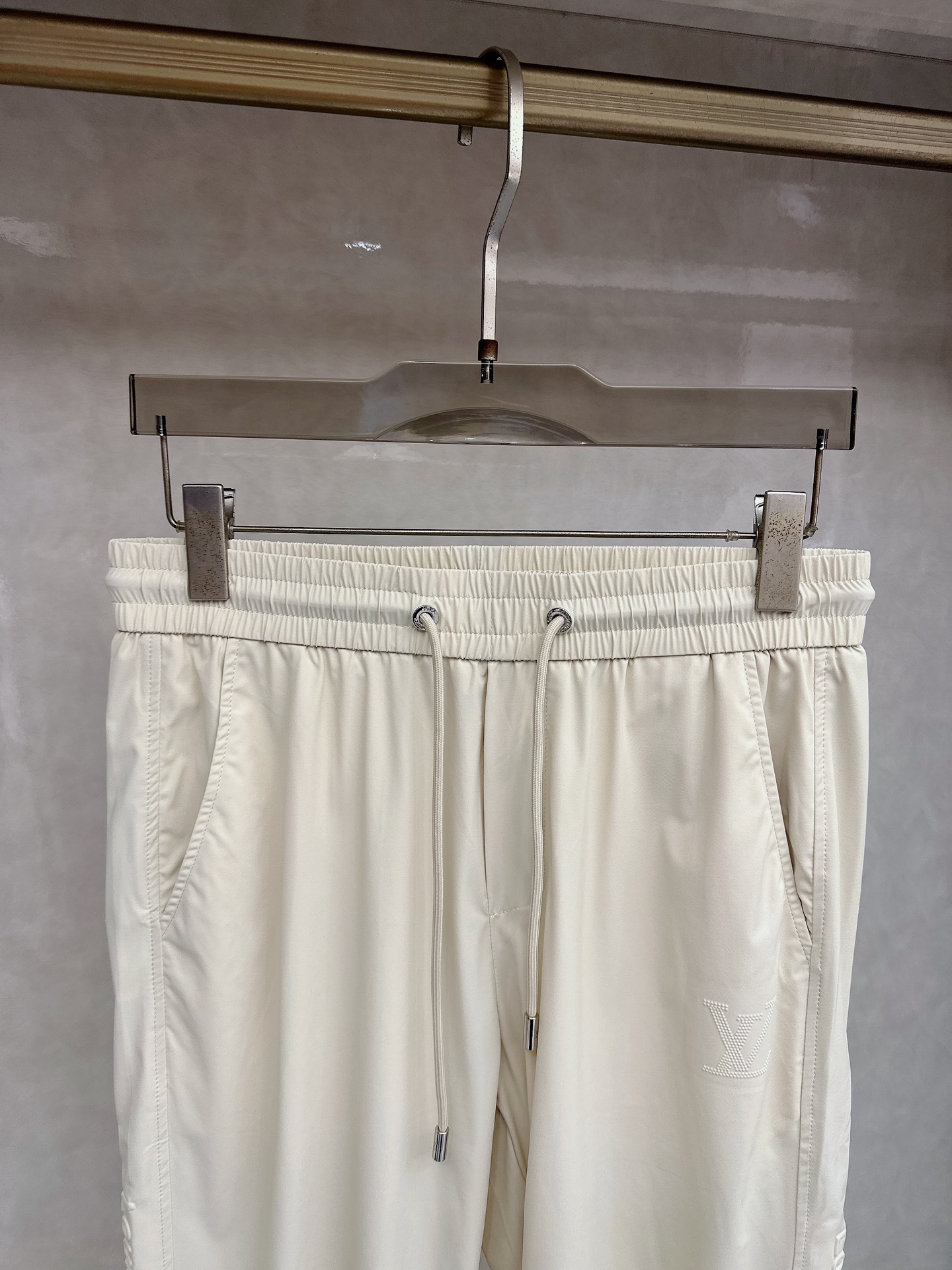 LV 2026春夏新款休闲裤！官网同步发售。品牌经典LOGO休闲裤 ，定制面料，舒适度极好，手触感强烈。