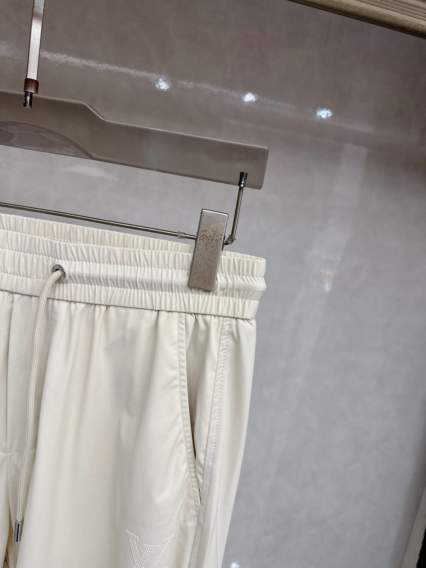 LV 2026春夏新款休闲裤！官网同步发售。品牌经典LOGO休闲裤 ，定制面料，舒适度极好，手触感强烈。