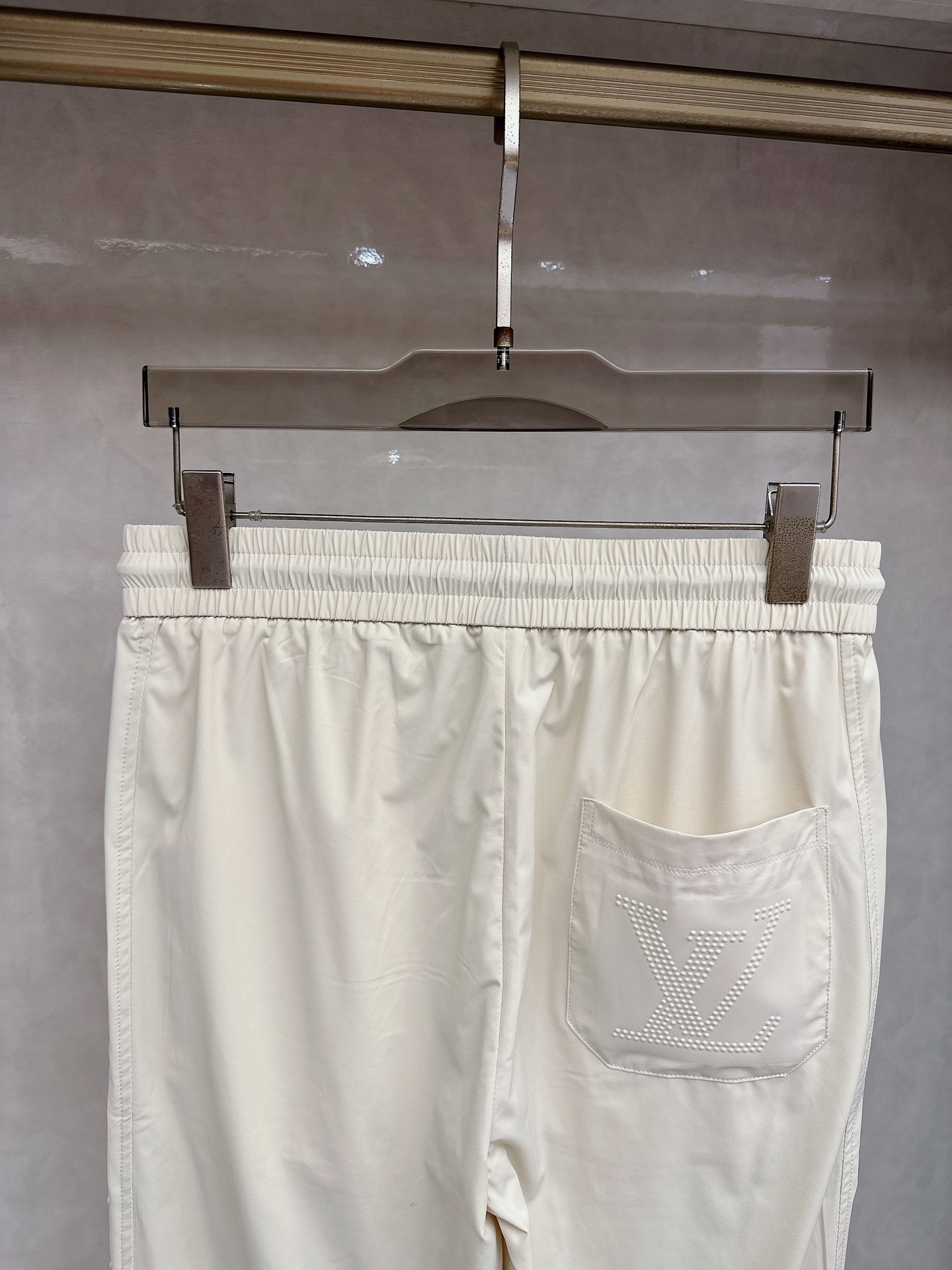 LV 2026春夏新款休闲裤！官网同步发售。品牌经典LOGO休闲裤 ，定制面料，舒适度极好，手触感强烈。