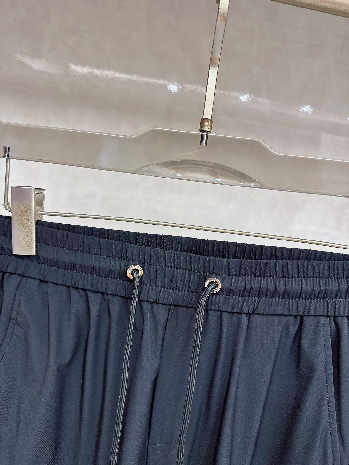 LV 2026春夏新款休闲裤！官网同步发售。品牌经典LOGO休闲裤 ，定制面料，舒适度极好，手触感强烈。