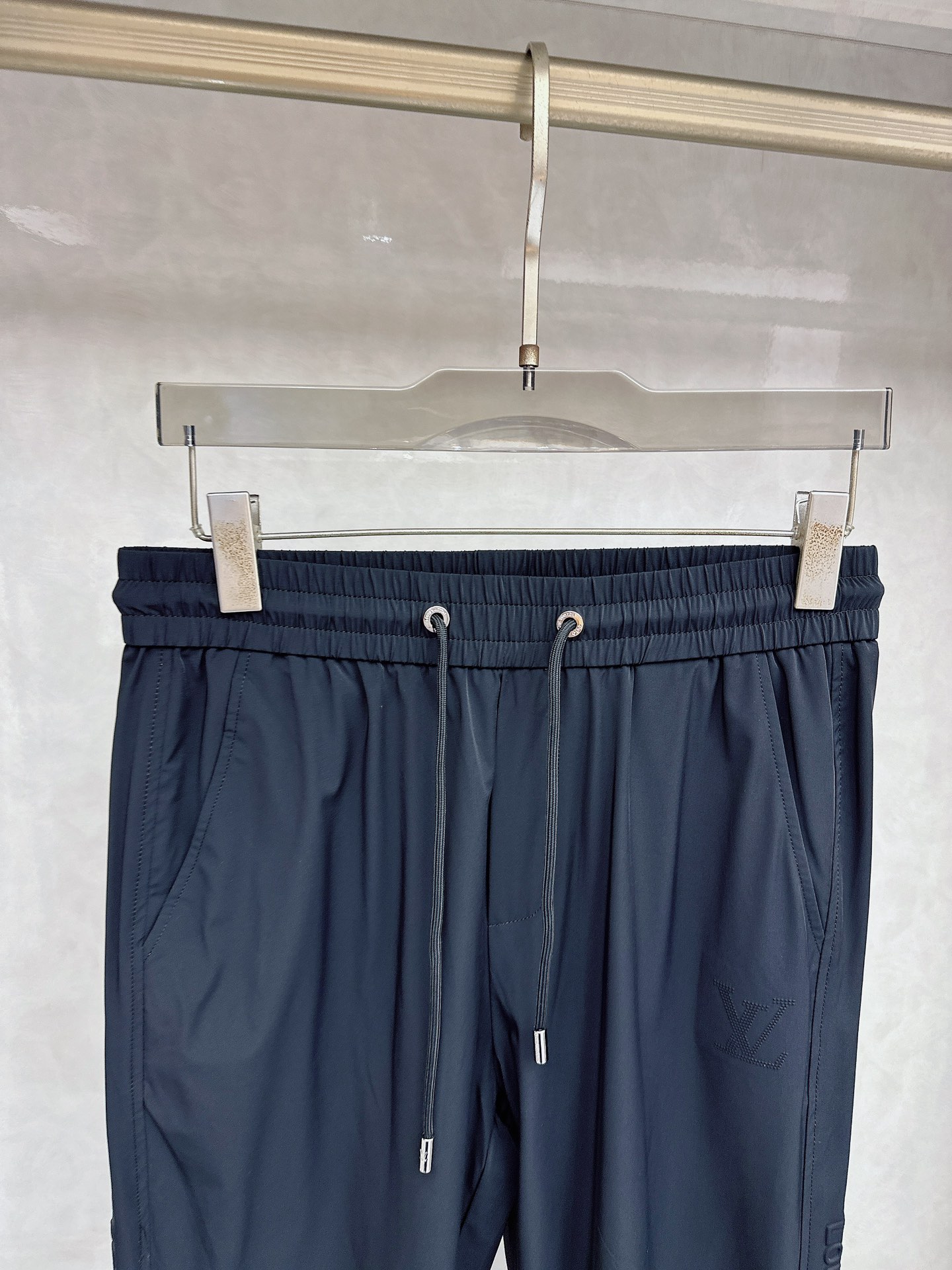 LV 2026春夏新款休闲裤！官网同步发售。品牌经典LOGO休闲裤 ，定制面料，舒适度极好，手触感强烈。