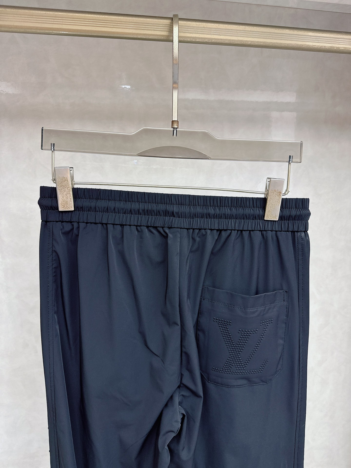 LV 2026春夏新款休闲裤！官网同步发售。品牌经典LOGO休闲裤 ，定制面料，舒适度极好，手触感强烈。