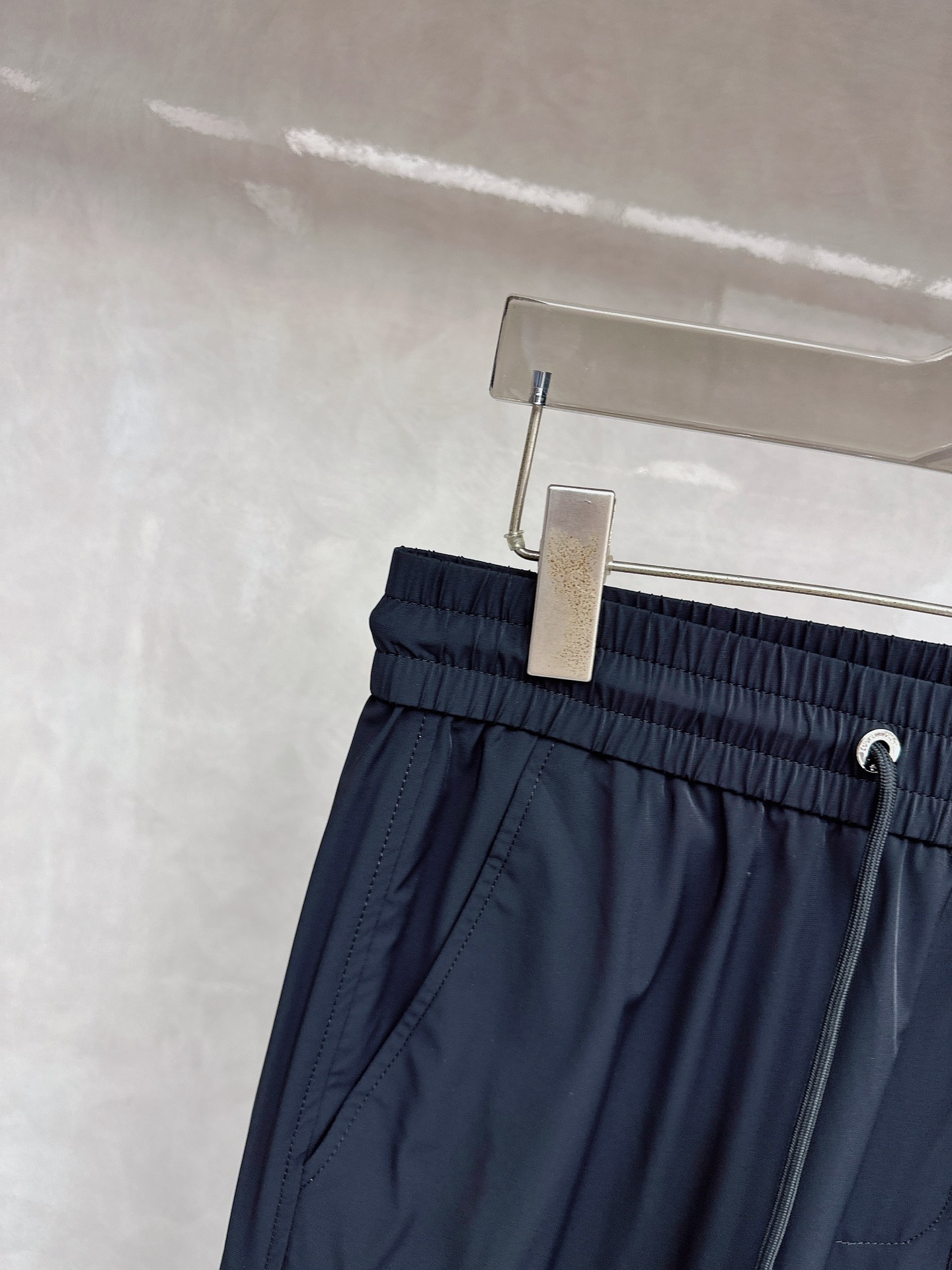 LV 2026春夏新款休闲裤！官网同步发售。品牌经典LOGO休闲裤 ，定制面料，舒适度极好，手触感强烈。