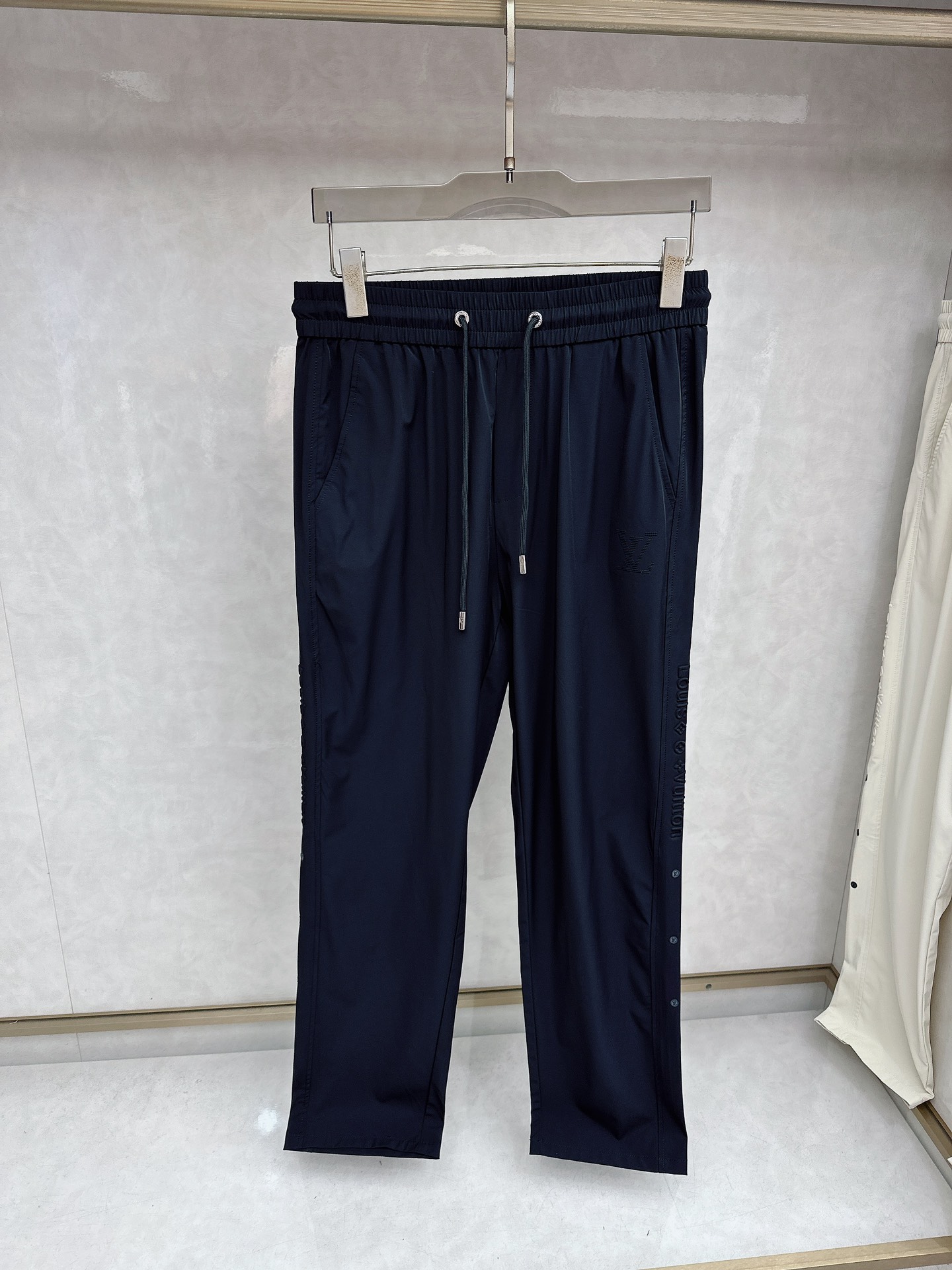 LV 2026春夏新款休闲裤！官网同步发售。品牌经典LOGO休闲裤 ，定制面料，舒适度极好，手触感强烈。